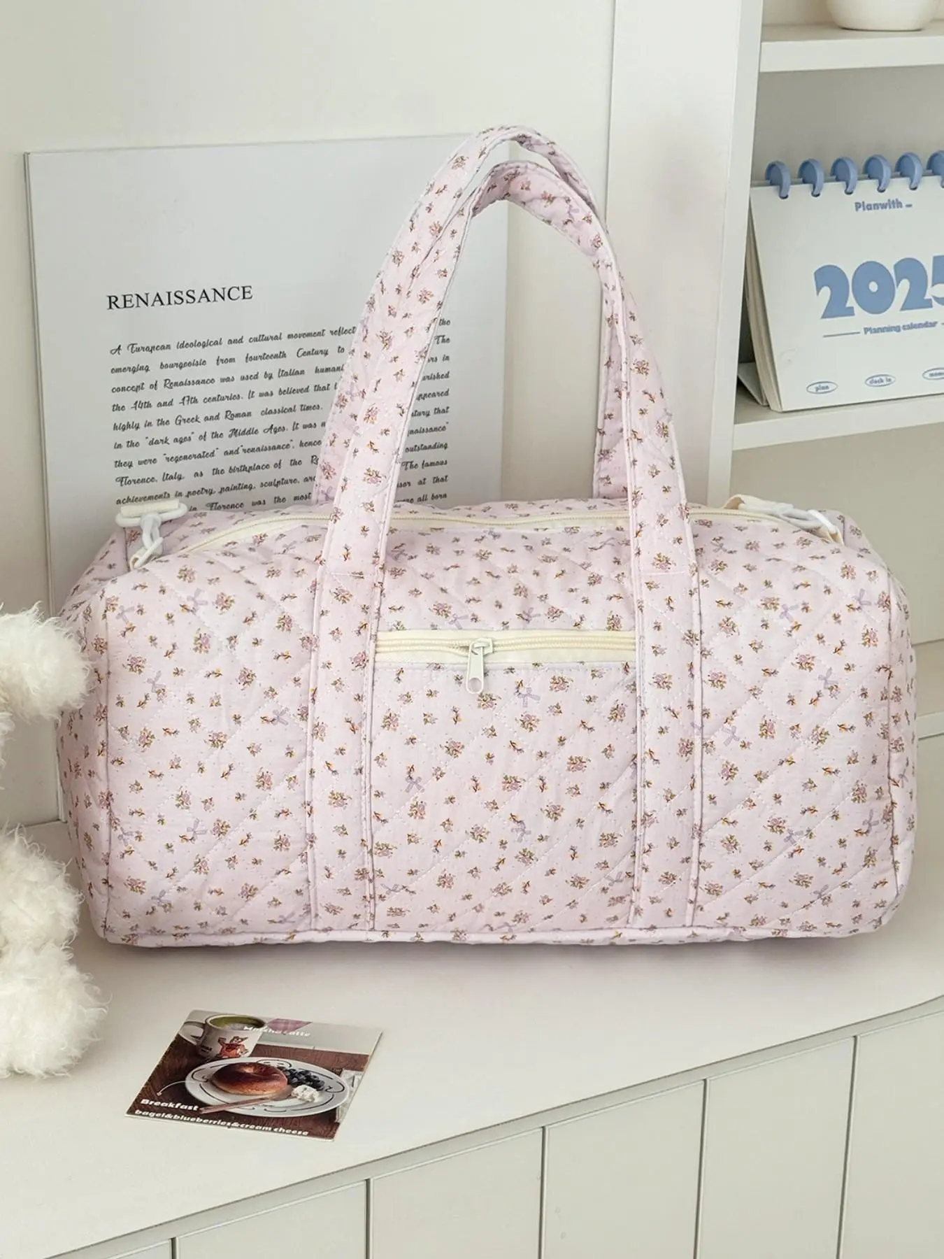 White Floral Quilted Travel Duffle Bag, Large-Capacity Weekend Tote Bag with Handles, Foldable Lightweight Women's Carry-On Bag, Ideal for Travel, Gym Sessions and Weekend Getaways
