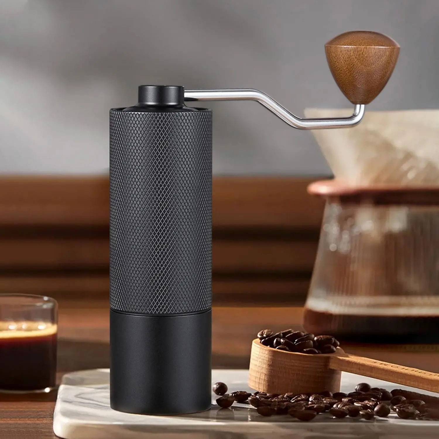 1pc professional manual coffee bean grinder.All-metal body material.Double bearings are fixed.About 25 grams of coffee beans can be ground at a time.Suitable for fresh powder, drip coffee, espresso and French coffee.