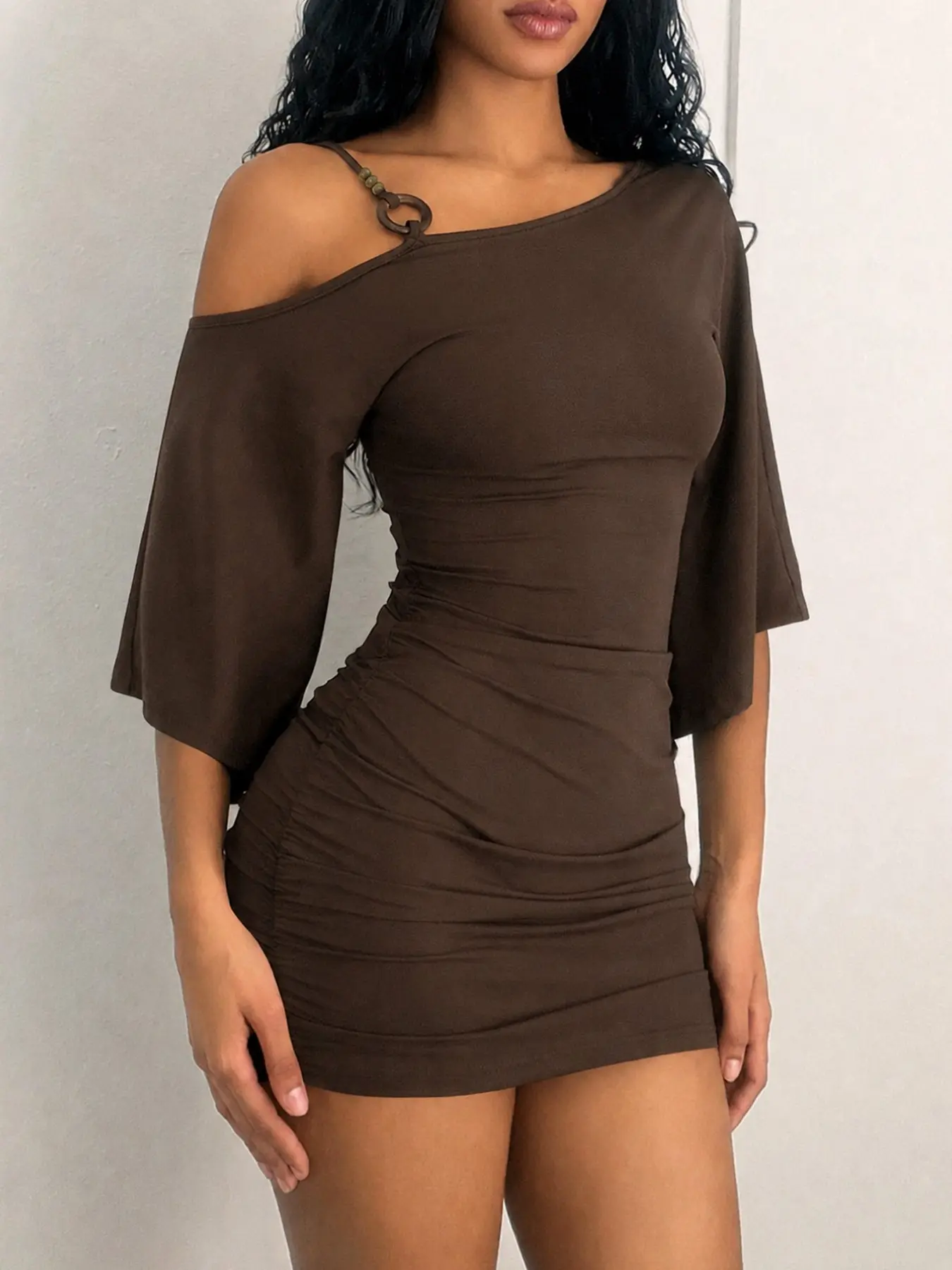 Women's Vintage One-Shoulder Halter Brown Mini Dress, Metal Ring Single-Sleeve Ruched Solid Bodycon Dress, Chic Elegant Casual Streetwear for Dates