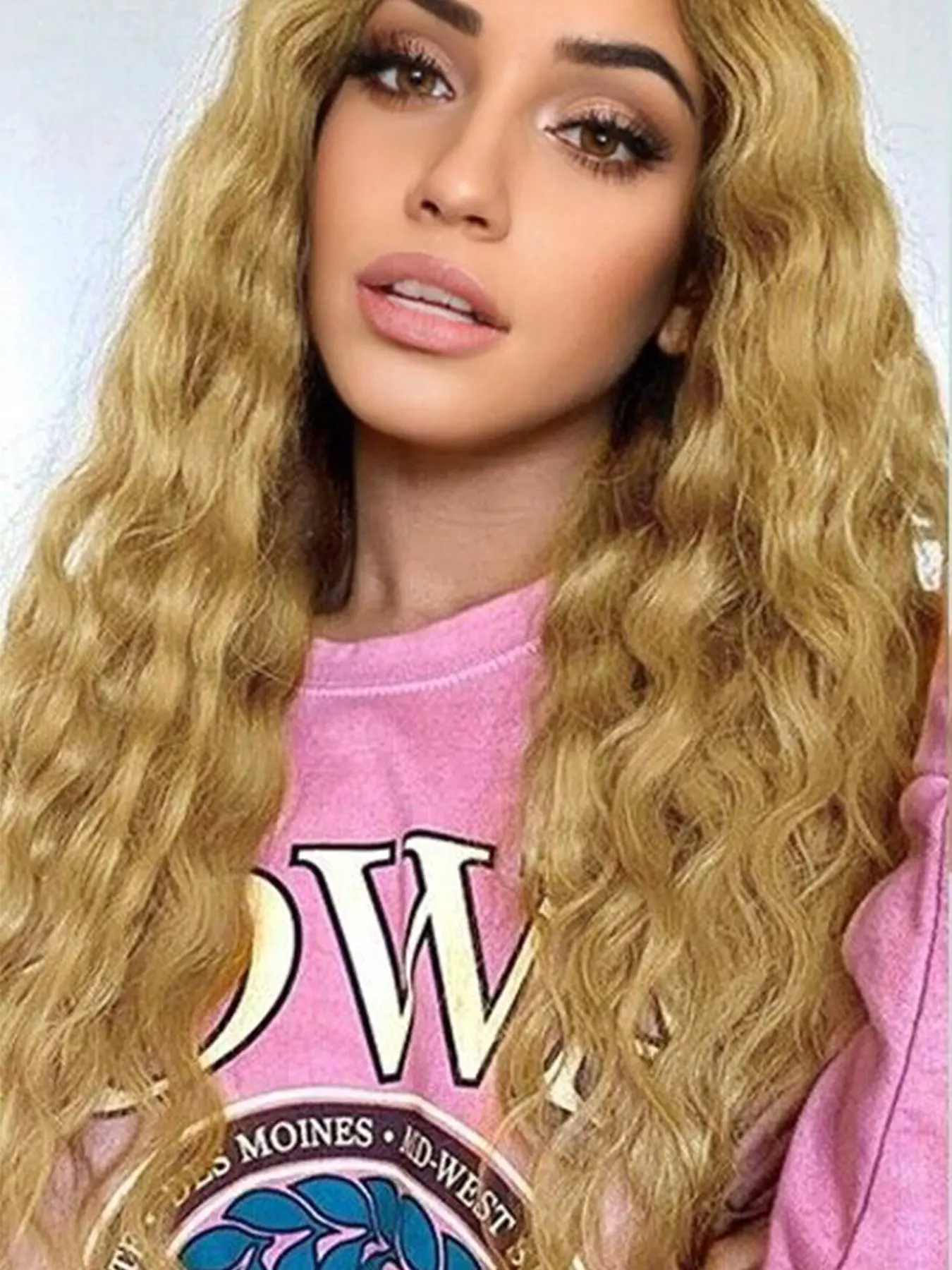 Synthetic heat-resistant 26-inch 4*1 lace wig in lemon yellow, loose wavy wig for relaxed look, female mid-parted curly wavy wig with natural appearance. Synthetic heat-resistant fiber wig, suitable for daily parties.