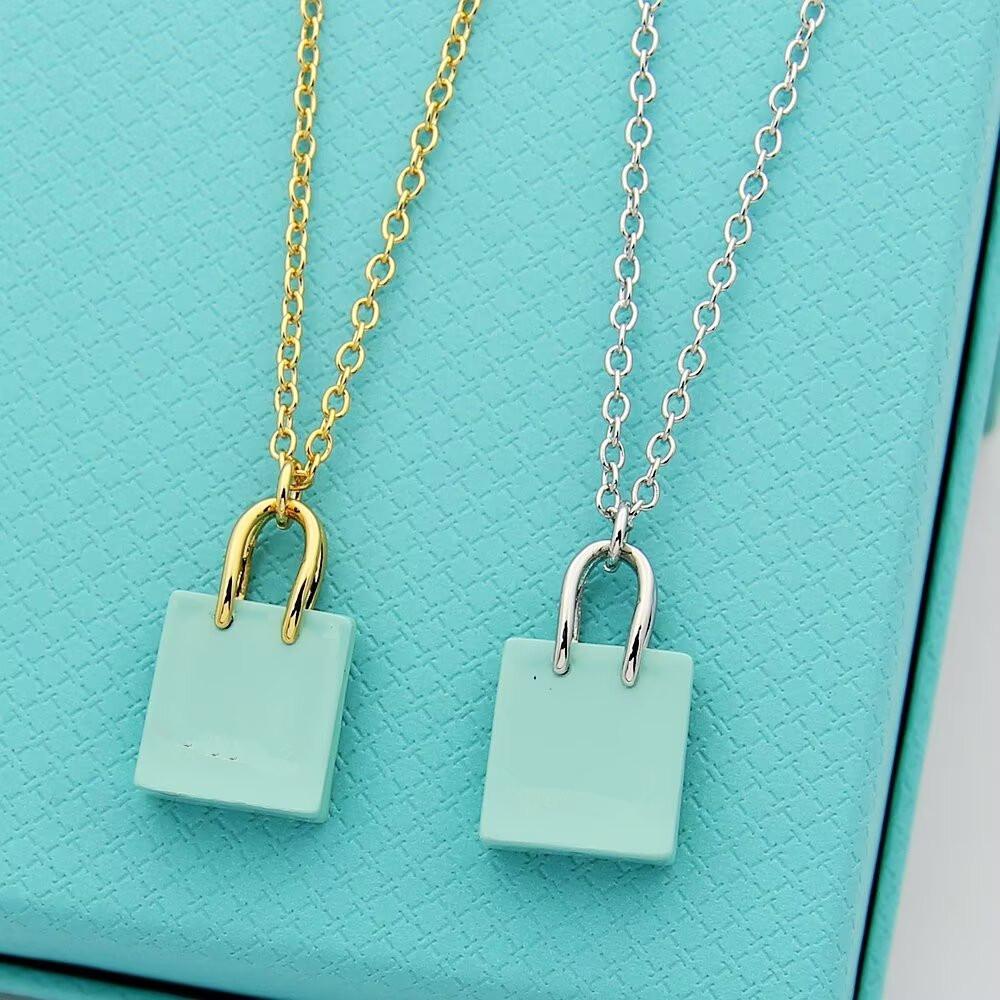 A classic and understated luxury handbag necklace for women, a versatile and elegant clavicle chain, perfect as a gift for your girlfriend or best friend.