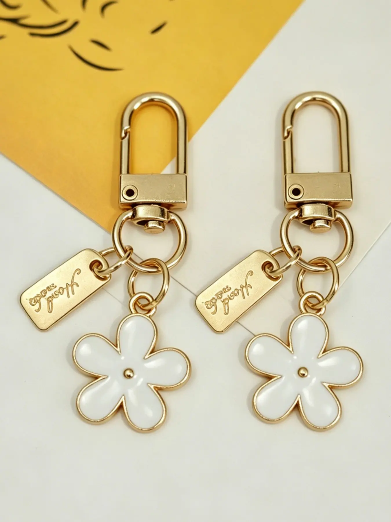 2pcs White Pink Black Daisy Keychain Gold Tone Alloy Charm with Engraved Tag, Cute Floral Bag Accessory for Women Purse Backpack Flower Keychain