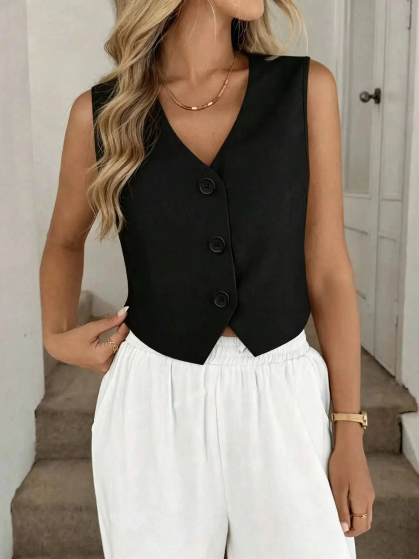 Short V-Neck Suit Vest, Stylish Fashion Business Attire, Versatile Outerwear for Professional Settings, Elegant Design for Office Wear