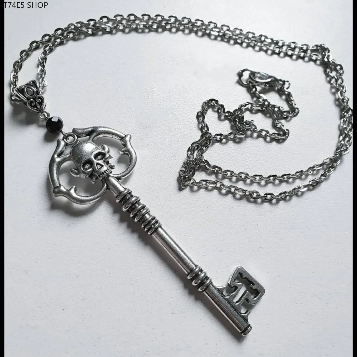 Unisex Pendant Necklace with Gothic Crystal Skull Key, Antique Silver Metal Coating, Vintage Jewelry for Daily Wear