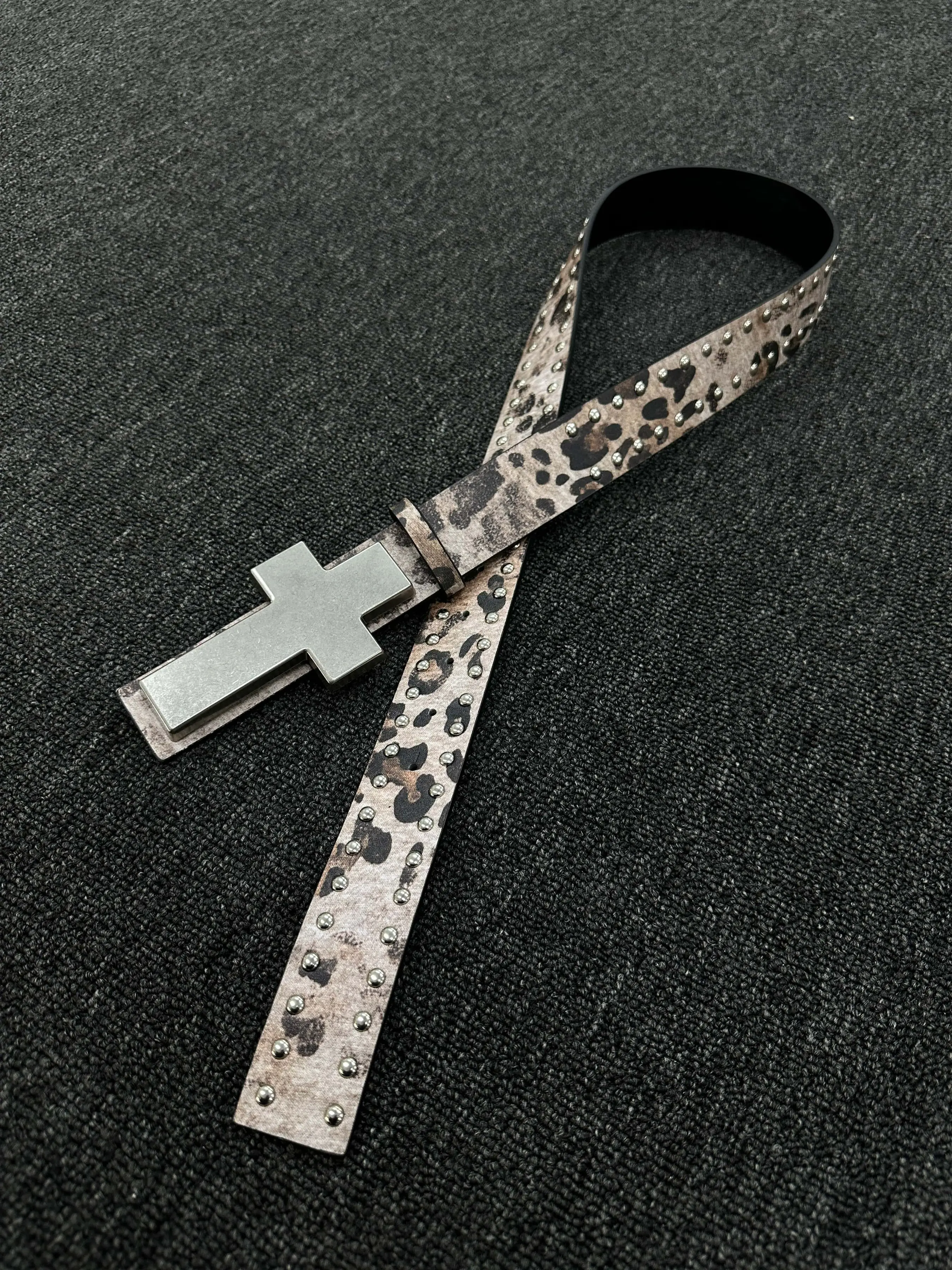 Metal Cross Belt with Rustic Leopard Pattern Rivets, High-End Punk Style Waistband, Streetwear Accessory for All Seasons
