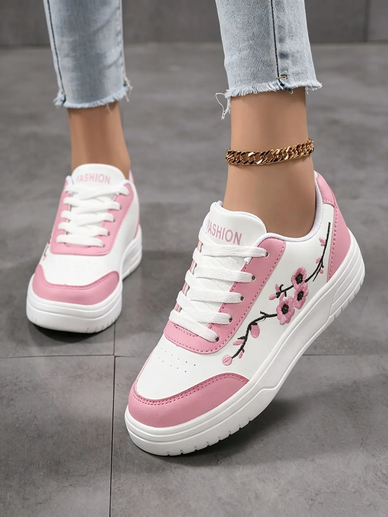 Women's Plum Blossom Embroidery Low Top Sweet Versatile All-Season Trendy Sneakers, Walking Shoes, Couple Shoes, Fashionable Casual Footwear