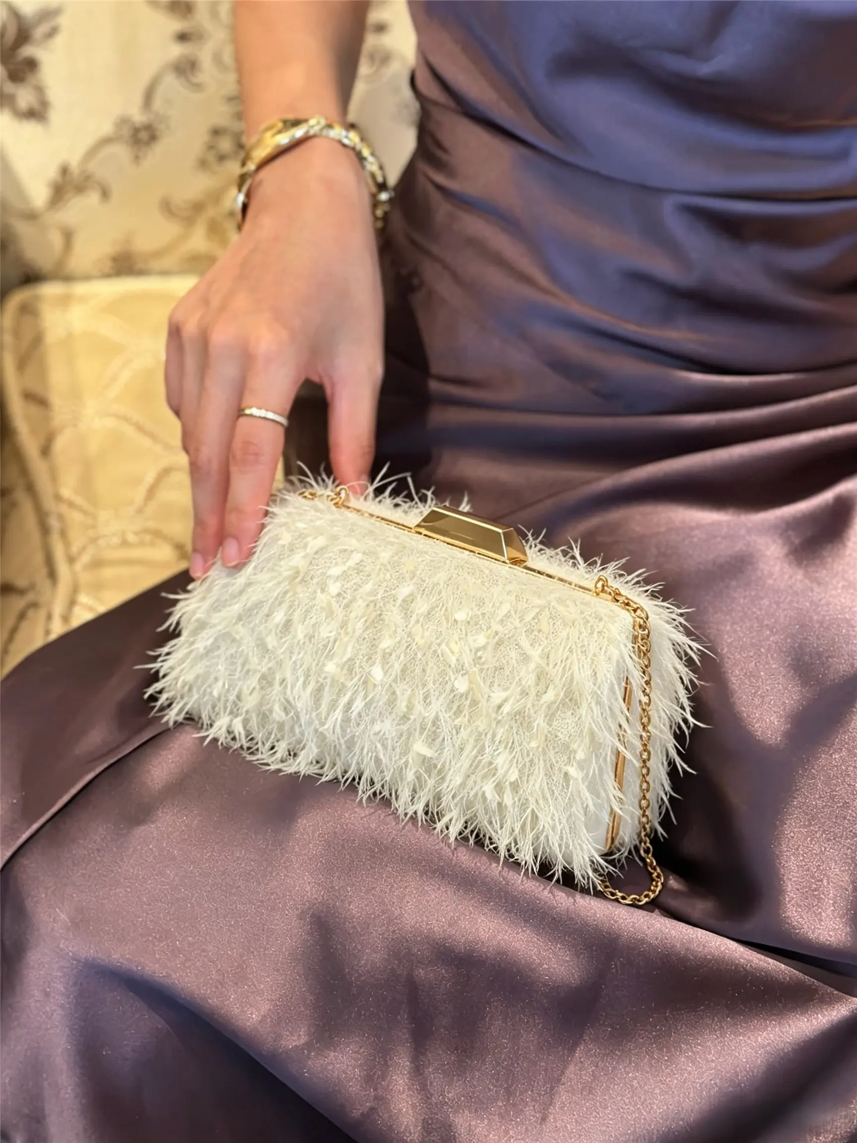 Cream Fluffy Long Tassel Hard Case Clutch Bag for Women, Elegant Feather Texture Wedding Bridal Evening Purse Gold Detachable Chain Shoulder Crossbody, Romantic Shaggy Tassel Formal Clutch Cream Ivory Wedding Guest Handbag Gold Metal Frame Chain Bag