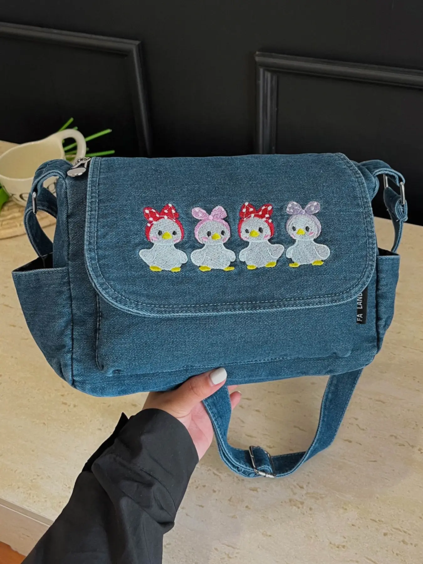 Soft and cute little duck embroidered distressed denim bag, side water bottle pocket, adjustable crossbody strap, lightweight casual shoulder bag, suitable for daily commuting, shopping and travel.