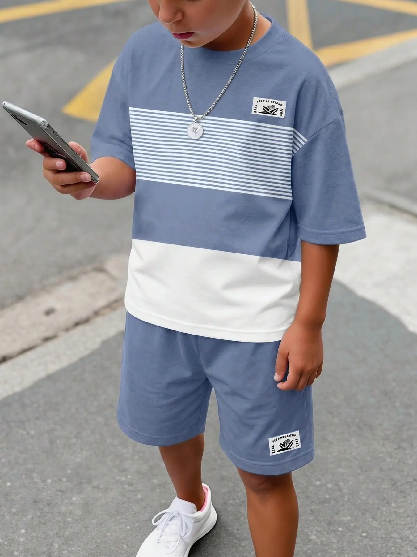 Boys' Stylish Multi-Color Block Stripe Short Sleeve T-Shirt and Shorts Set, Indoor and Outdoor Casual Wear, Slim-Fitting Summer Clothing Set