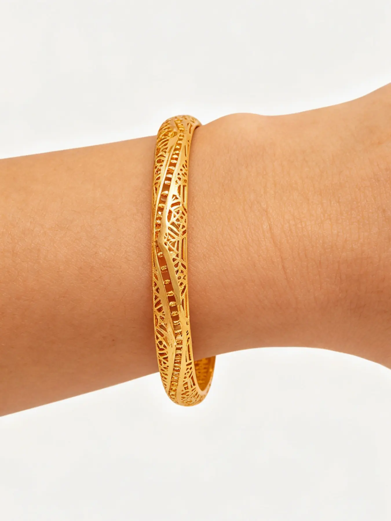 1pcs Golden Plated Filigree Geometric Hollow Bangle - Vintage Closed Cuff Bracelet for Women Elegant Jewelry Bracelet