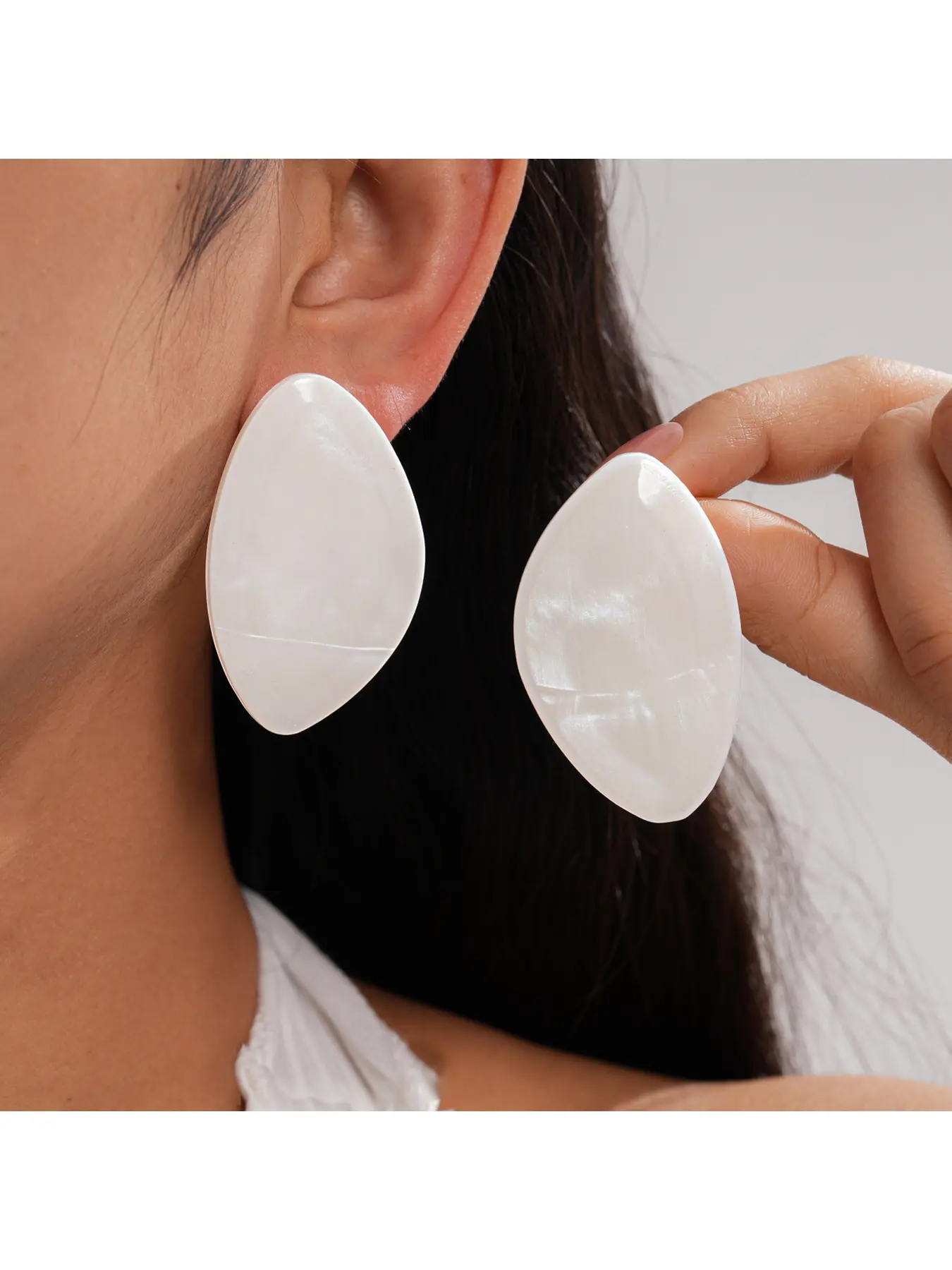 A Pair of Women Resin Geometric Stud Earrings, Minimalist Elegant Luxury Niche Jewelry for Daily Wear & Holiday Gift, Perfect Present for Halloween, Christmas & Thanksgiving