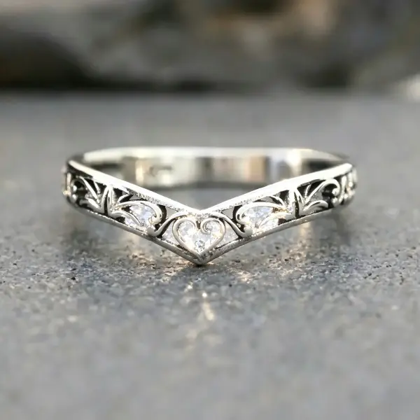 Vintage V-Shaped Arc Costume Ring - Hollow Gold & Silver Wire Scroll, Heart Carving Details, Light & Comfortable, Ideal for All-Day Wear, Dating Nights, Birthday/Anniversary/Valentine's Day Gifts