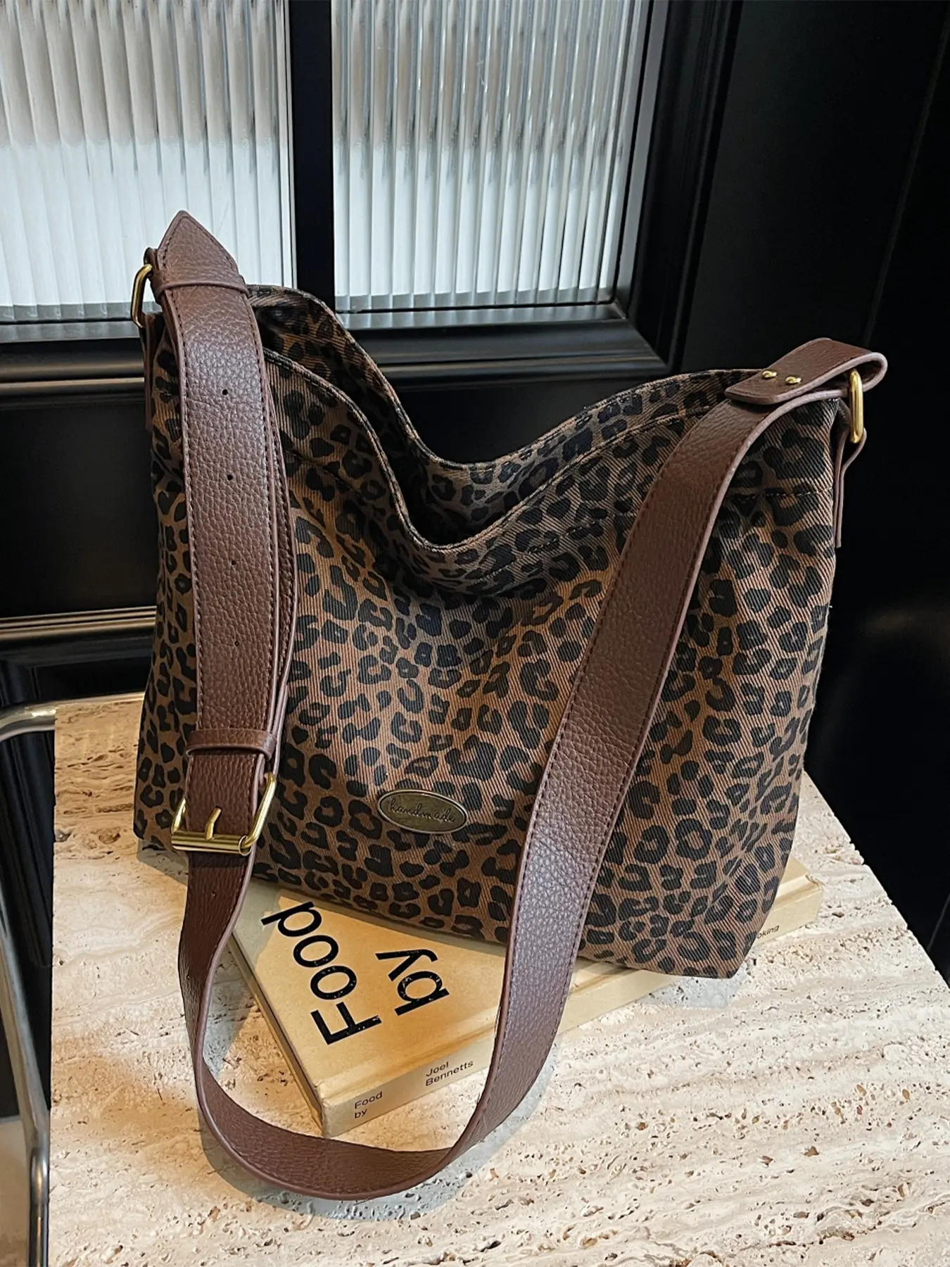 Vintage Camel Leopard Print Tote Bag for Women, Large Capacity Adjustable Shoulder Strap, Casual Commute Backpack, Trendy School Bag, Fashionable Patterned Bag, Fashionable Bags