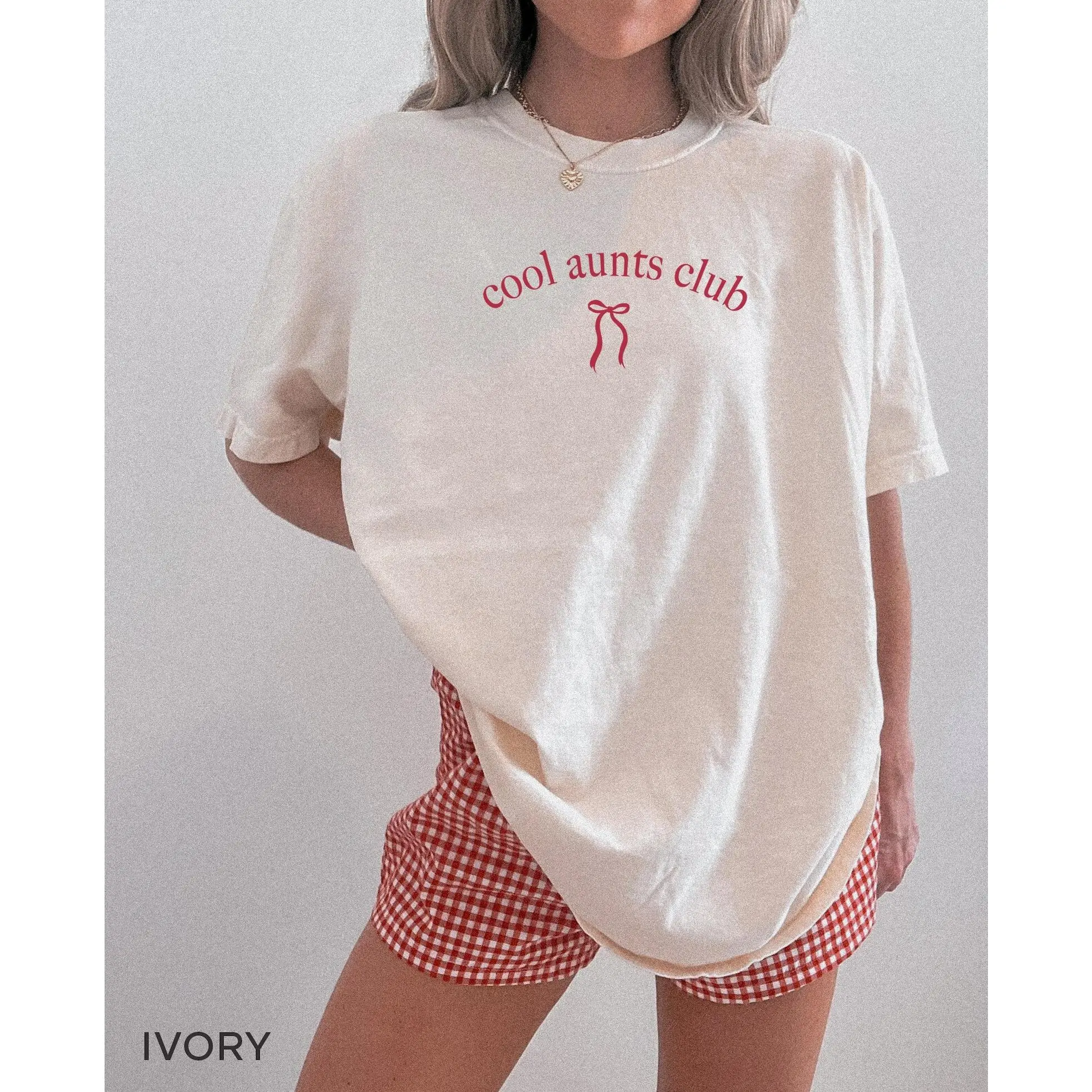 100% Cotton Unisex Round Neck Tee, Minimal Cool Aunts Club Red Bow Chest Graphic Loose Top, Simple Elegant Aunt Slogan Print For Women, Ideal Daily Casual Wear, Great Holiday Birthday Gift For Fashion Aunts, Soft Breathable Non-Washed Fabric