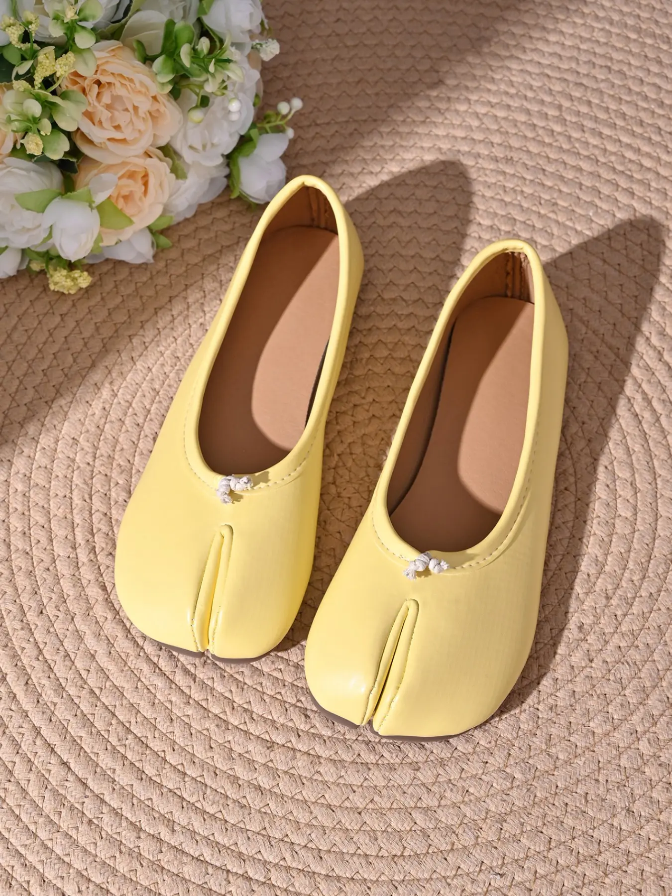 Women Tabi-Style Split Toe Pearl Ballet Flats, Soft Leather Slip On Flat Shoes, Minimalist Casual Dress Shoes for Office Dating Street, Multiple Colors Available