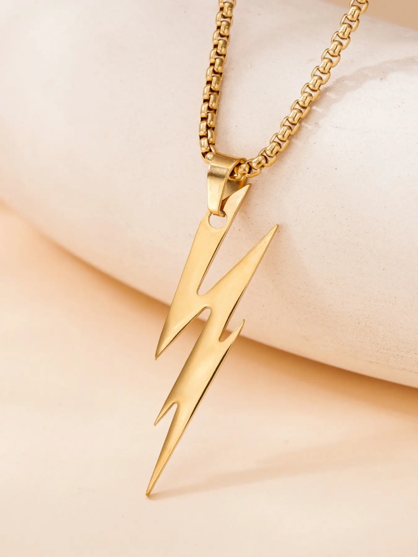 1 piece street hip-hop style stainless steel smooth lightning pendant necklace, fashionable and trendy personalized lightning sweater chain, suitable for everyday streetwear, matching couple accessories, and a gift for men's anniversaries.