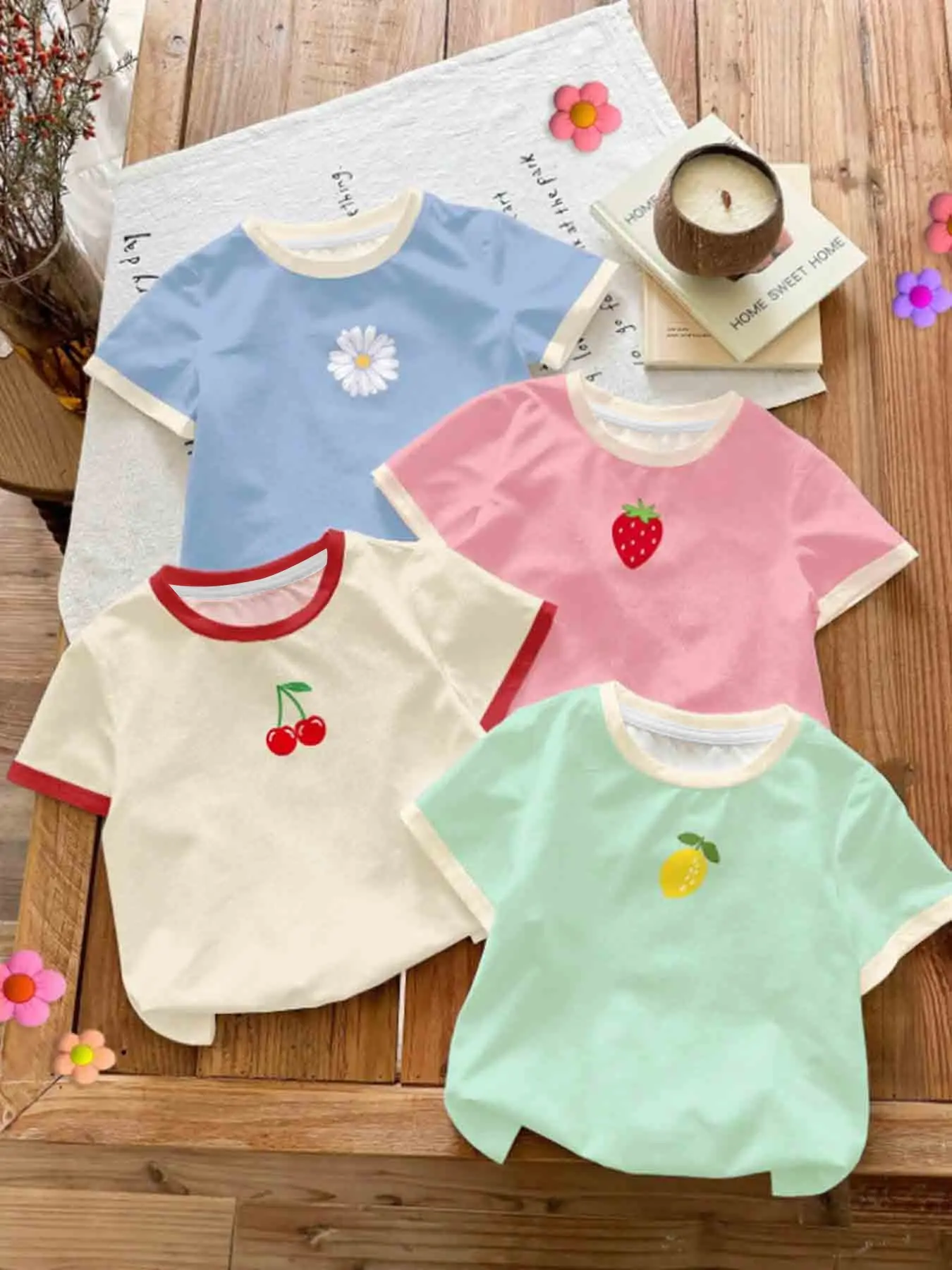 4-piece girls' contrasting short sleeved T-shirt set, printed with fruit and daisy patterns, soft round neck top, is a casual and sweet college style clothing for children and toddlers