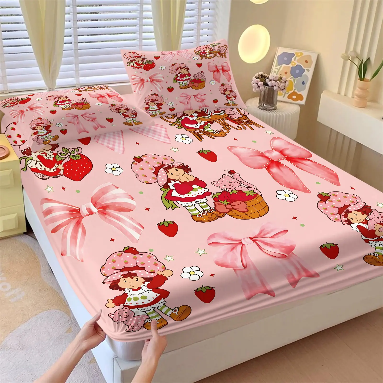 Strawberry Shortcake Fitted Sheet Set (1 Fitted Sheet + 2 Pillowcases), Cute Pink Bow Strawberry Print, Deep Pocket 360° Elastic Wrap, Soft Comfortable Breathable, Non-Slip Wear Resistant Decor Bedding for Girls Kawaii Bedroom
