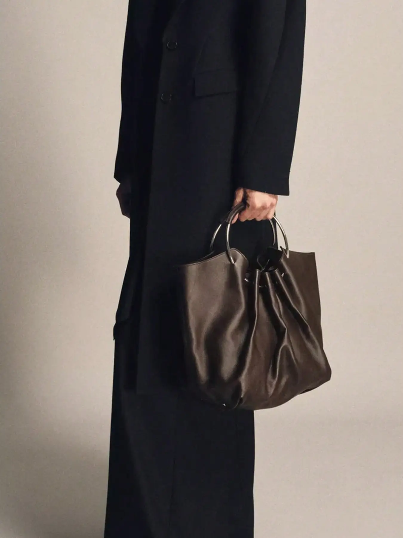 Soft Large Capacity Bucket Handbag, Everyday Purse for Women, Slouchy Ruched Brown Drawstring Shoulder Tote Bag with Oversized Circular Metal Ring Handle, Detachable Matching Zipper Coin Pouch Included, , Suitable for Office, Travel & Casual Outfits