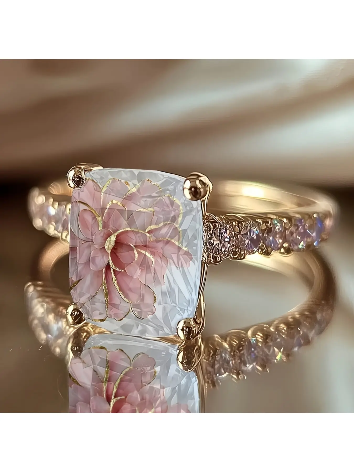 Retro court-style gold square open-bottom powder rose vine crystal ring with side-set diamonds, a luxurious, delicate, versatile, high-end, and atmospheric decorative jewelry for ladies' engagement banquets