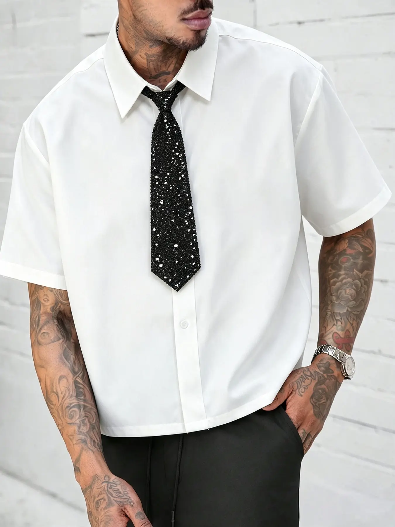 Men's stylish short-cut shirt paired with a pre-tied sequin tie; a versatile staple suitable for occasions such as nightclub parties, graduations, and casual outings.