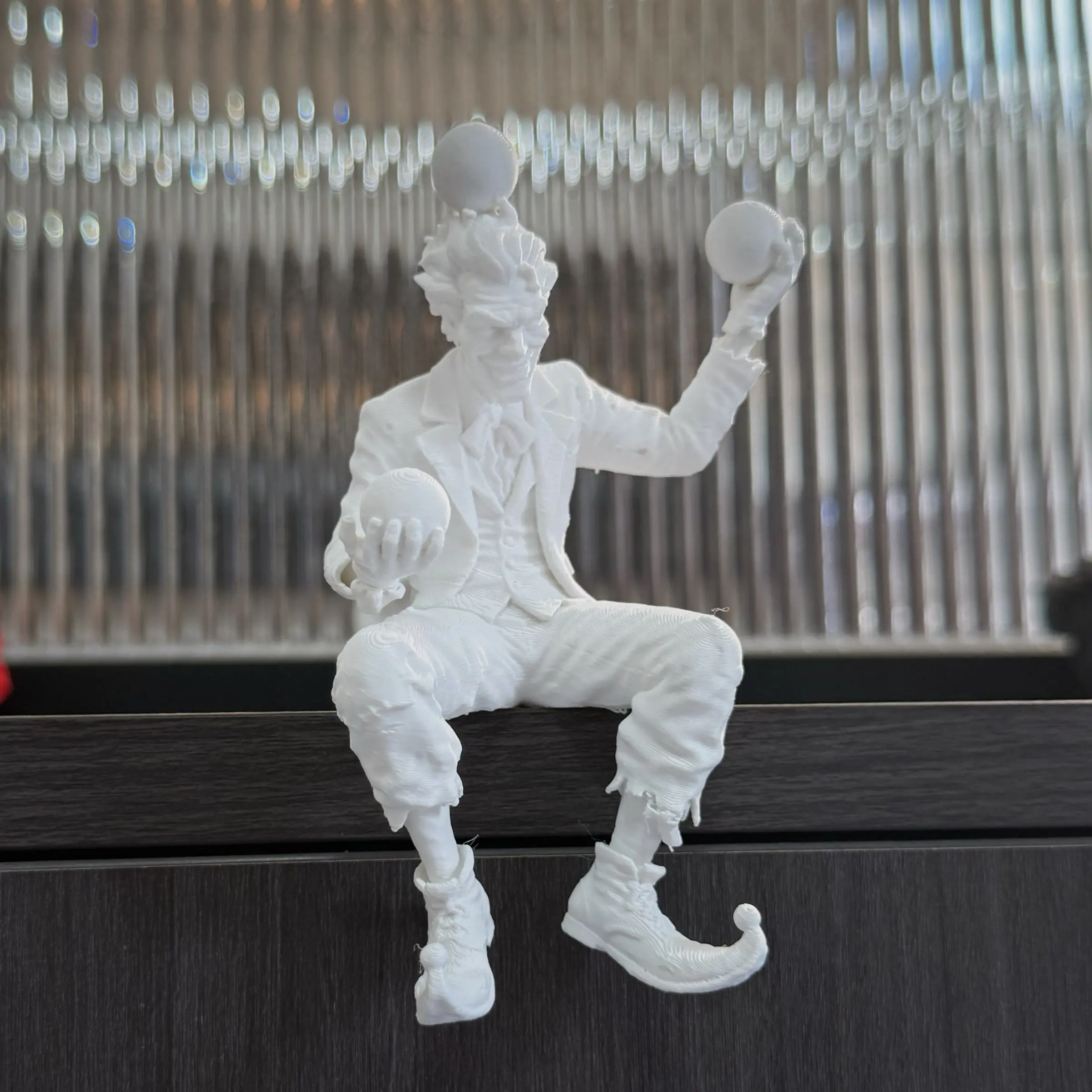 Abstract Clown Shelf Sitter Statue – Vintage Joker Figurine Gothic Dark Aesthetic Bookshelf Decor, Sitting Clown Sculpture Resin Ornament, Creepy Carnival Art Display, Unique Desk Decoration Collectible Gift