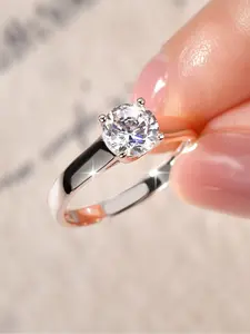 A 1ct four claw independent moissanite engagement ring, a classic round cut wedding gift jewelry, suitable for daily wear, vacation dates, and other occasions. It is also a surprising and exquisite small gift.