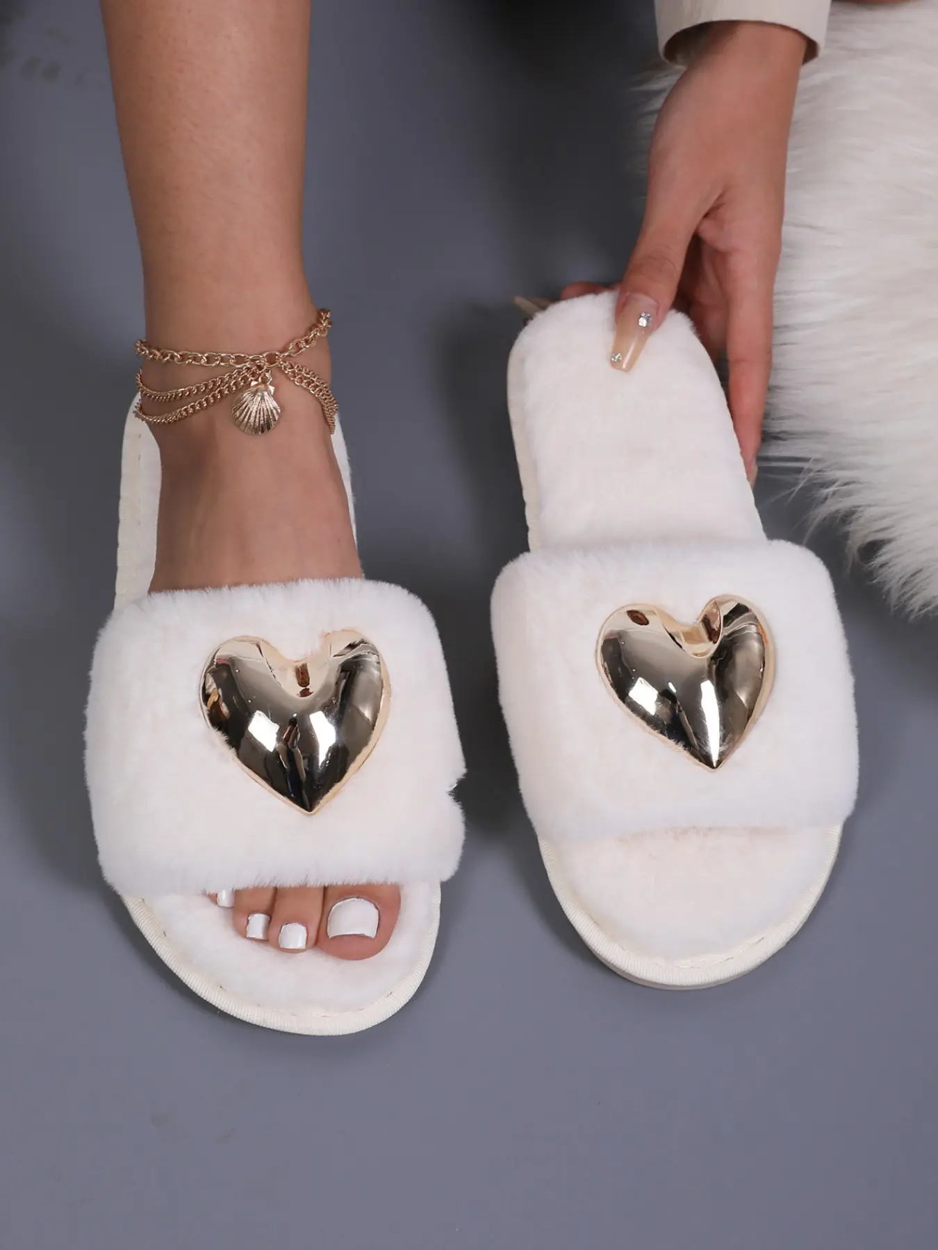 Women's Fuzzy Soft Slide Slippers, Metallic Gold Heart Decor, Open Toe Plush Flat Sandals, Indoor Outdoor Cozy House Slides