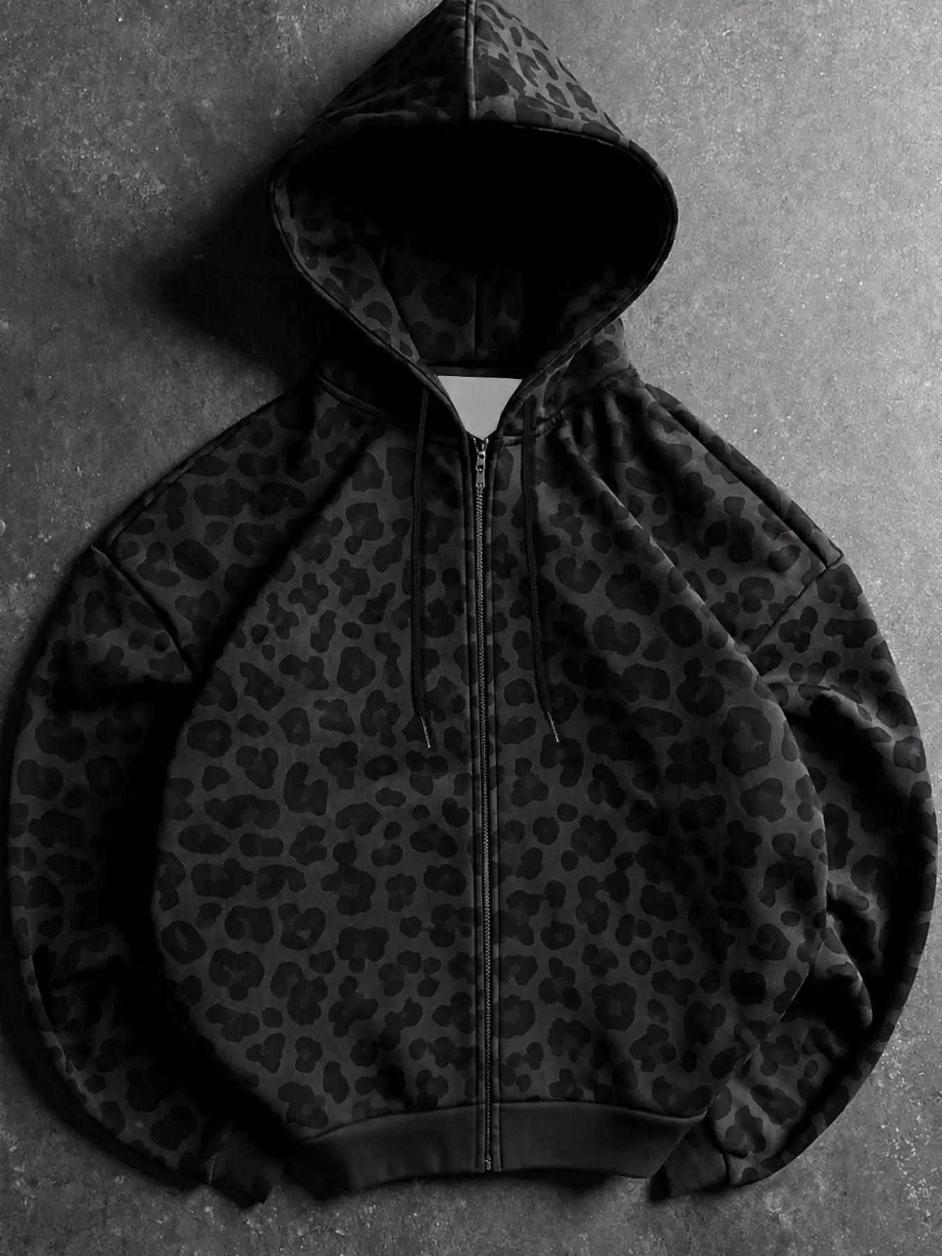 Loose Zip-Up Hoodie with Black-and-Grey Cheetah Print, Full-Zip Hooded Jacket Covered in Dark Cheetah Prints, Oversized Long-Sleeve Streetwear Sweatshirt, ideal for daily wear, parties, campus outfits and grunge-style looks