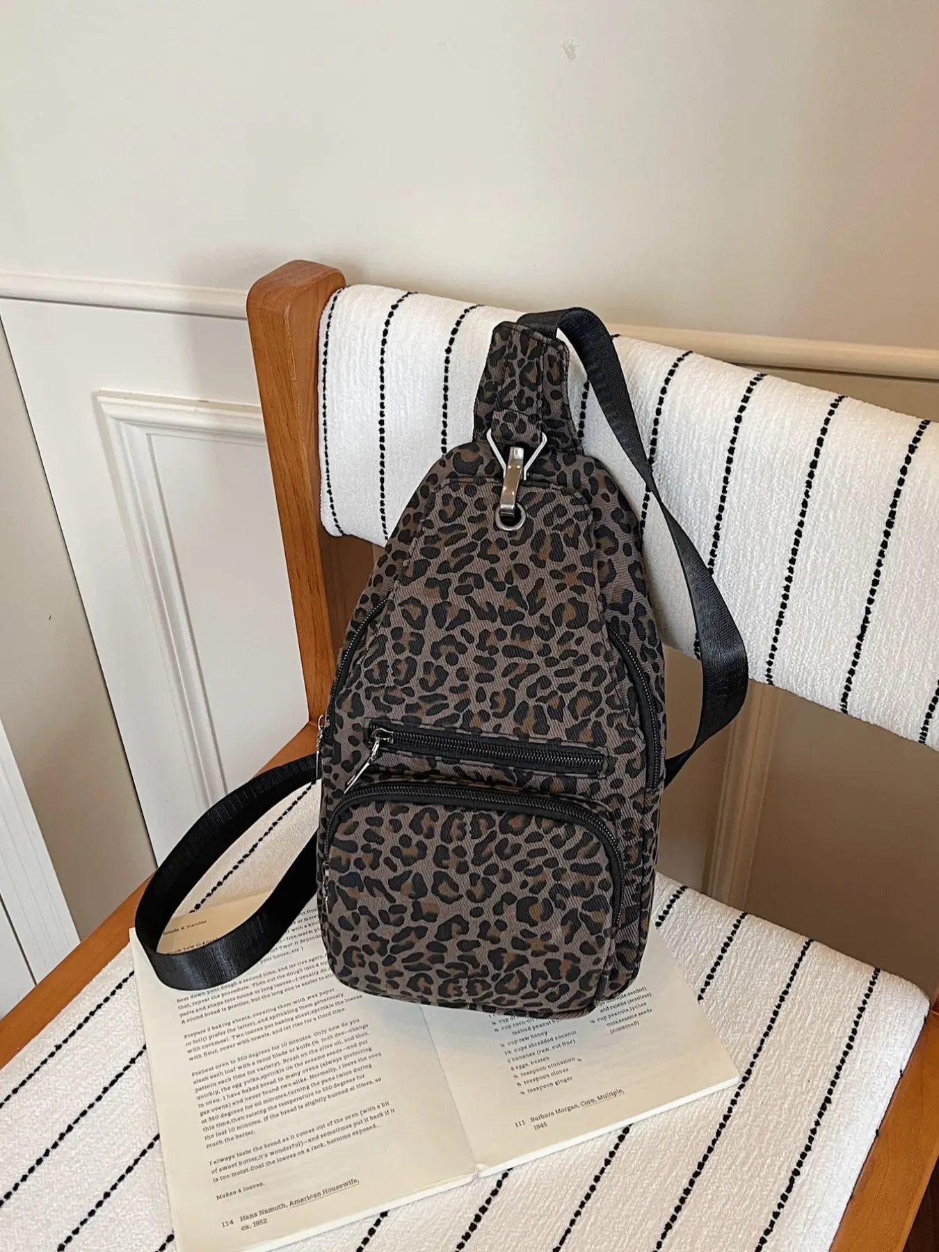 Korean Style Leopard Print Crossbody Bag, Unisex Retro Streetwear Shoulder Bag, Lightweight Casual Commute Backpack, Versatile Small Bag