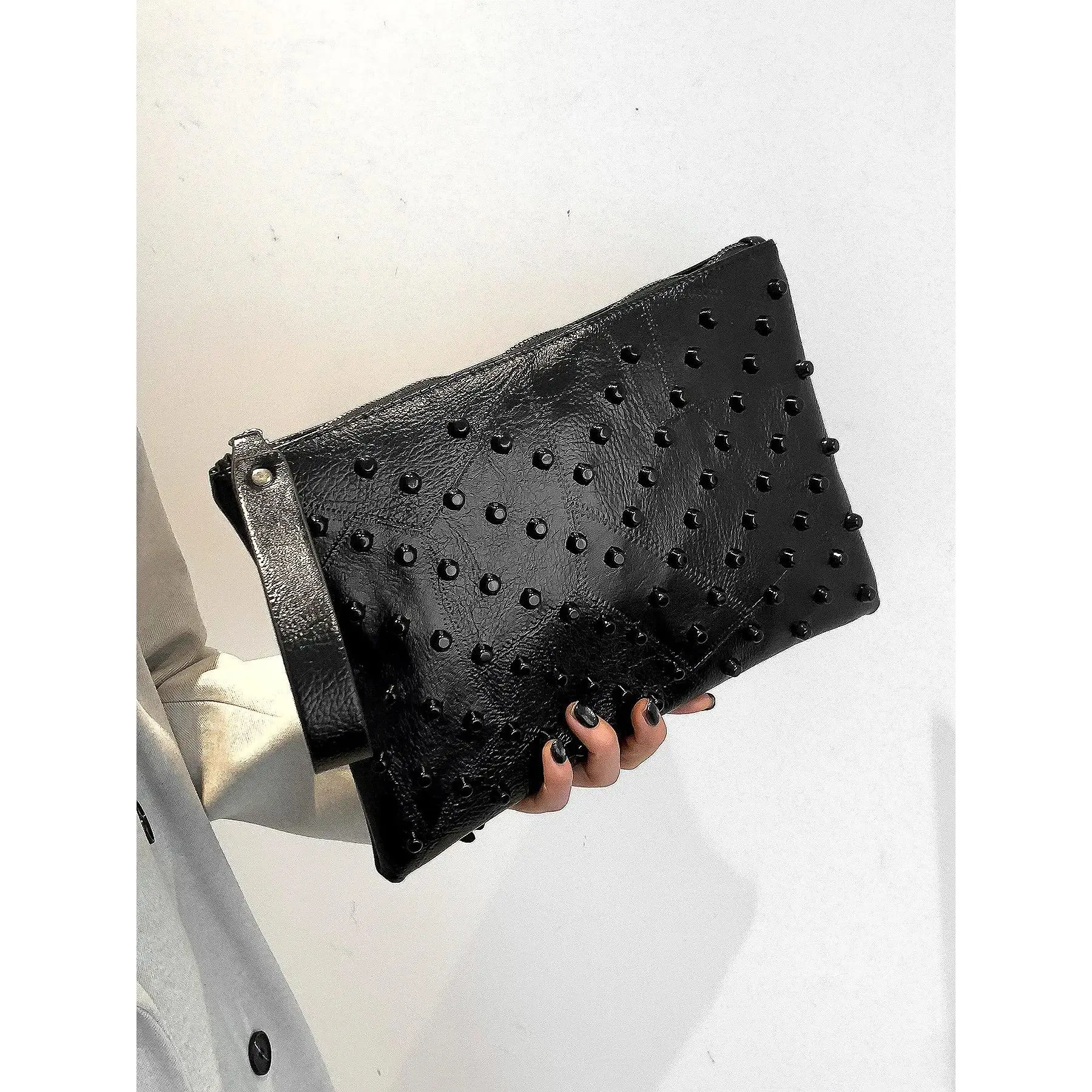 Niche design rivet decorated black Clutch Wristlet, Clutches Wristlets, Embellished Clutch, textured leather envelope bag, personalized evening bag, simple, trendy and versatile, suitable for attending dinner events, shopping and dating, etc.