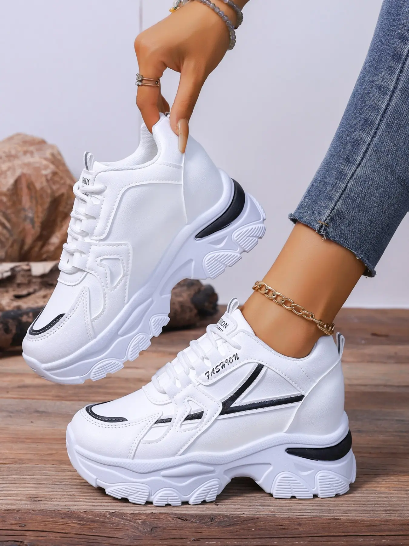 Women's Heart Pattern Dad Shoes, Thick Sole Anti-Slip Casual Sports Shoes, Round Toe Low Top PU Leather Flatforms, All Seasons Medium Width