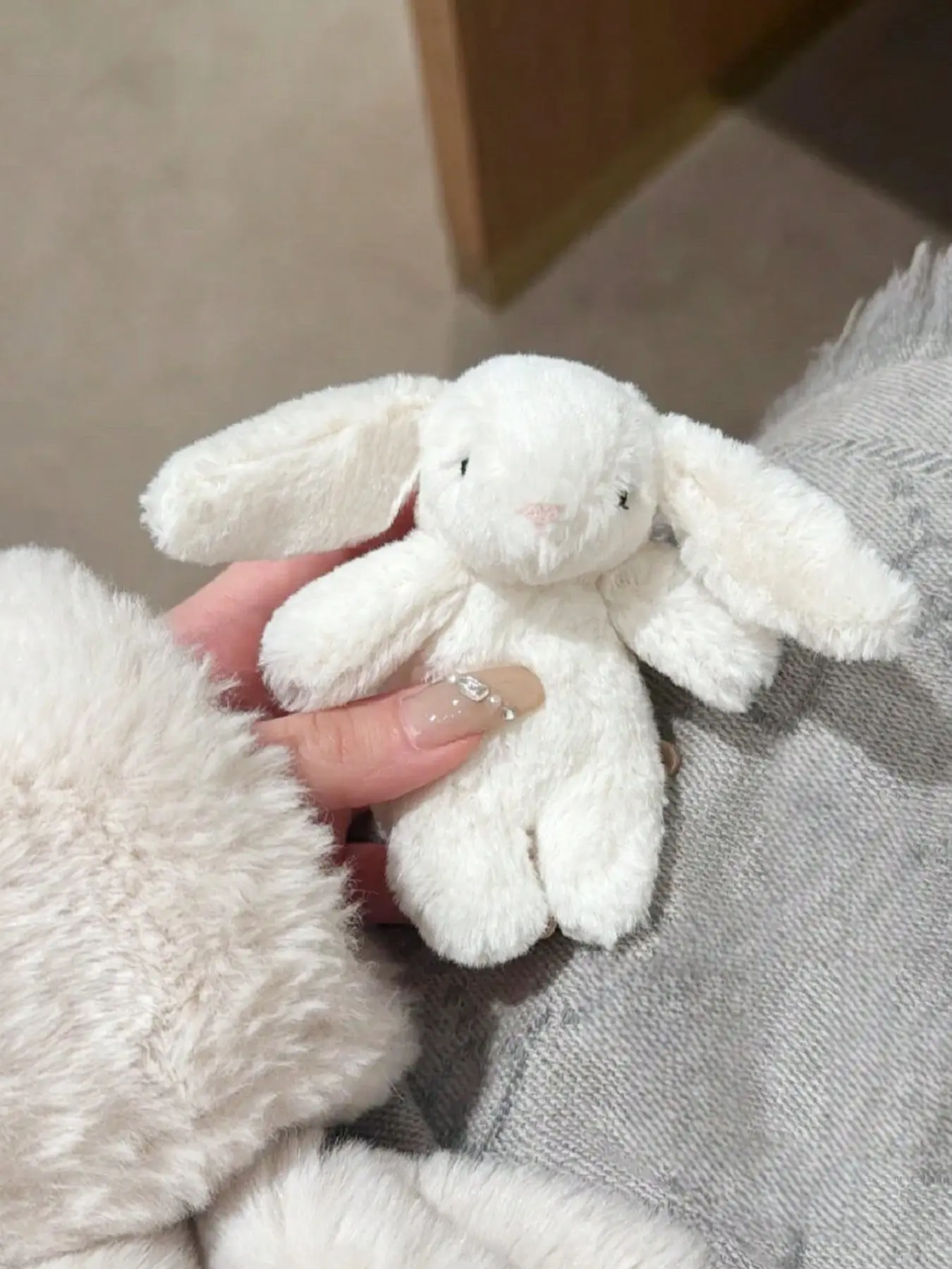 1PCS Sweet And Cute Soft Rabbit Keychain, Soft Furry Animal Keychain, Artificial Rabbit Fur Ball Plush Keychain Decoration, Rabbit Jewelry, Plush Keychain, Car Keychain, Cute Keychain, Fluffy Bunny Keychain, Keychain. Halloween Accessories Teachers Day
