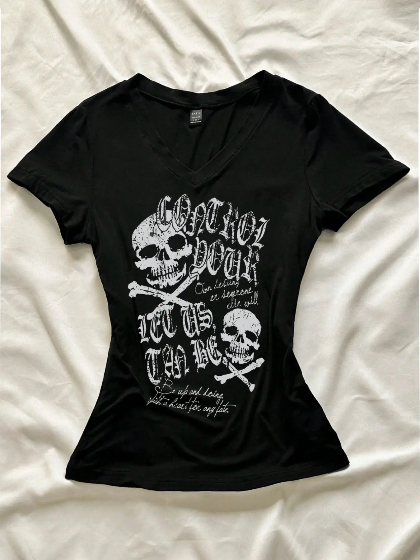 Y2K Vintage Grunge Statement Skull Graphic V-Neck Slim-Fit Stretch Elastic Fabric E-Girl Punk Streetwear Cropped T-Shirt, Edgy Distressed Print Alt-Girl Party/Daily Casual Crop Top, Dark Aesthetic Tee Vibe, Womenswear