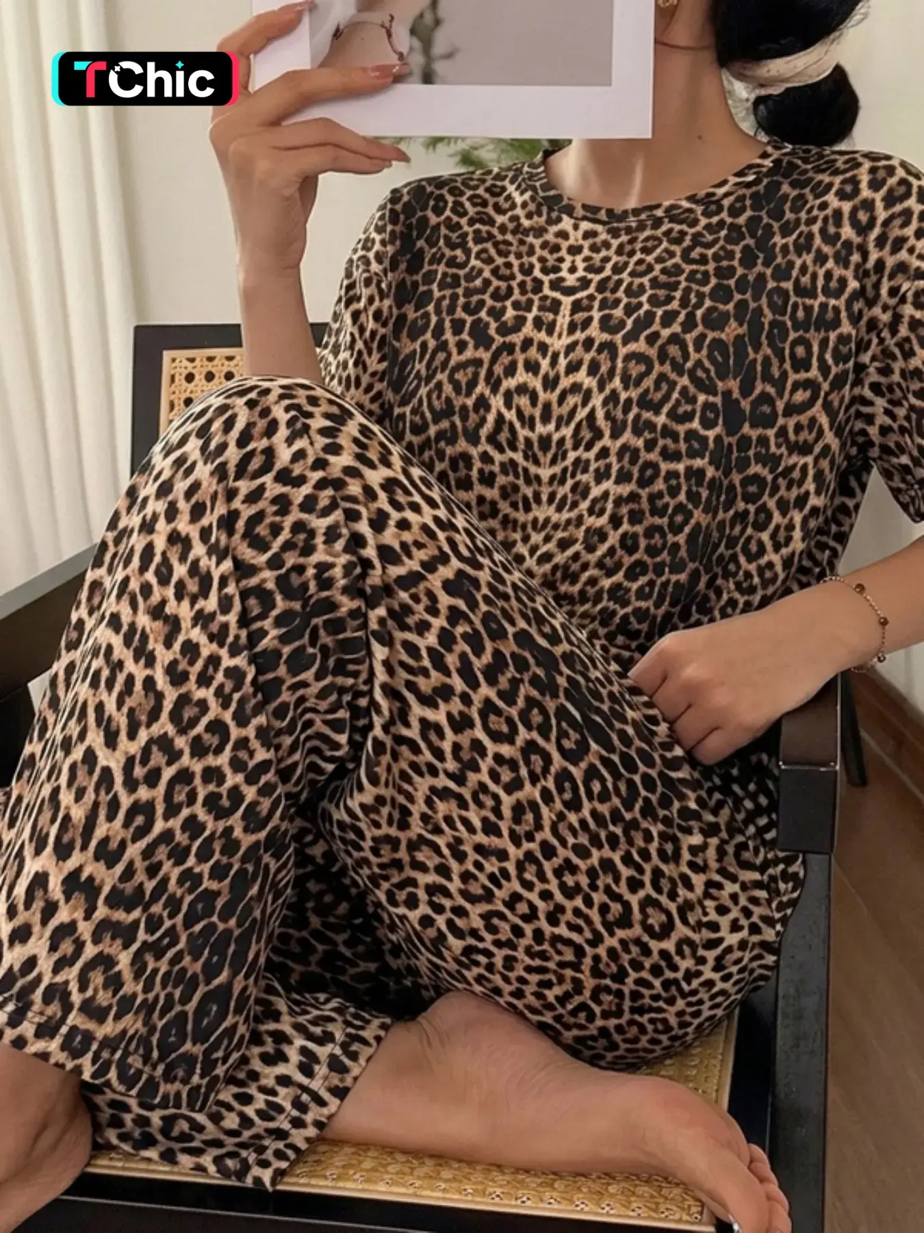 Fashion Leopard Print Women's Pajama Set, Short Sleeve Round Neck Top & Elastic Comfortable Wide Leg Pants, Chic Loungewear for All Seasons Nightwear