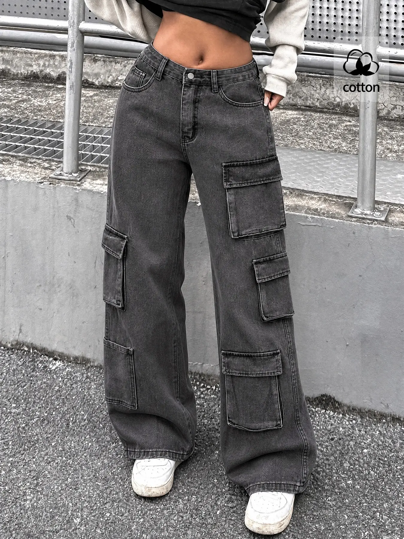 Women's fashionable washed cargo style baggy wide-leg jeans, low-rise denim trousers, casual and versatile new style, trendy multi-pocket trousers suitable for outings and dates.