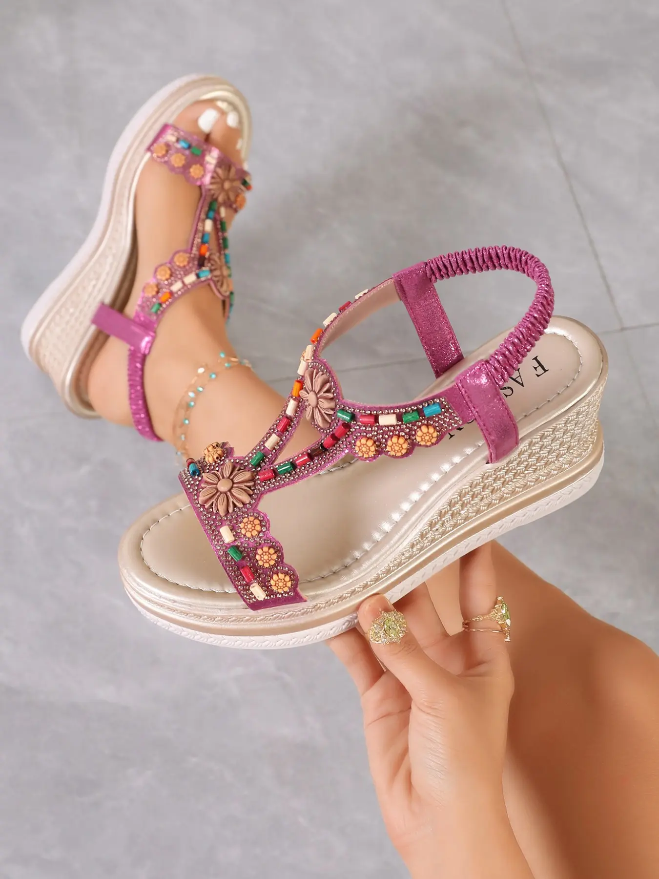 Vintage Handmade Wooden Flower Beaded Roman Sandals, Embellished Wedge Sandal for Women, Soft Sole Anti-Slip Wedge Heel, Casual Beach Shoes, Versatile Summer Footwear