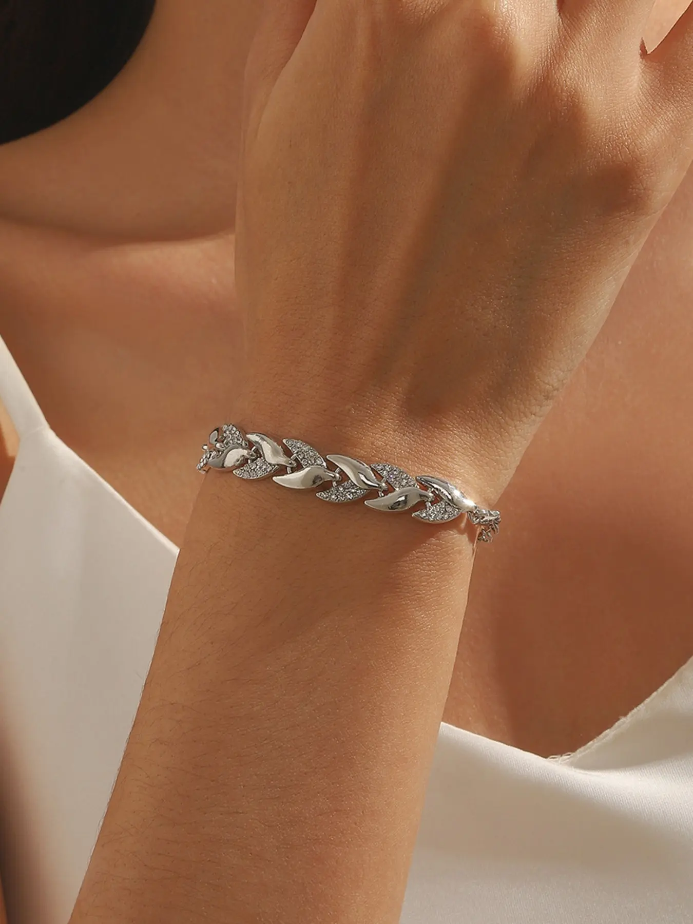 Fashionable Luxury Alloy Fish Tail Bracelet with Rhinestones, Elegant Accessory for Parties, High-End Creative Jewelry