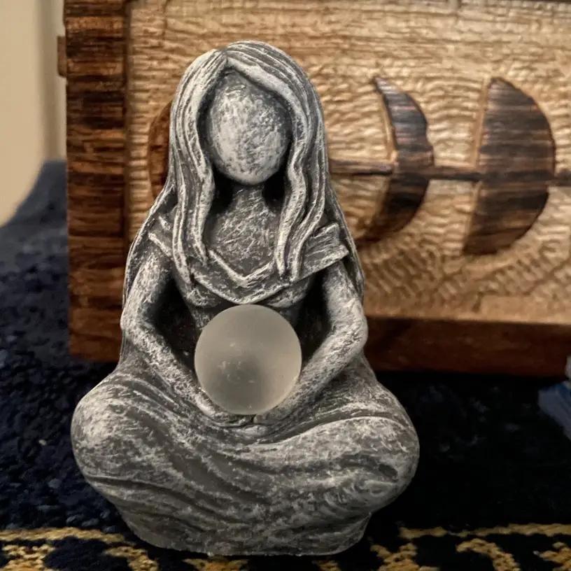 Moon Goddess Statue, 1 Count Creative Artistic Resin Ornament, Love Home Decor for Living Room, Bedroom and Garden, Ideal Decorative Ornament for Indoor & Outdoor