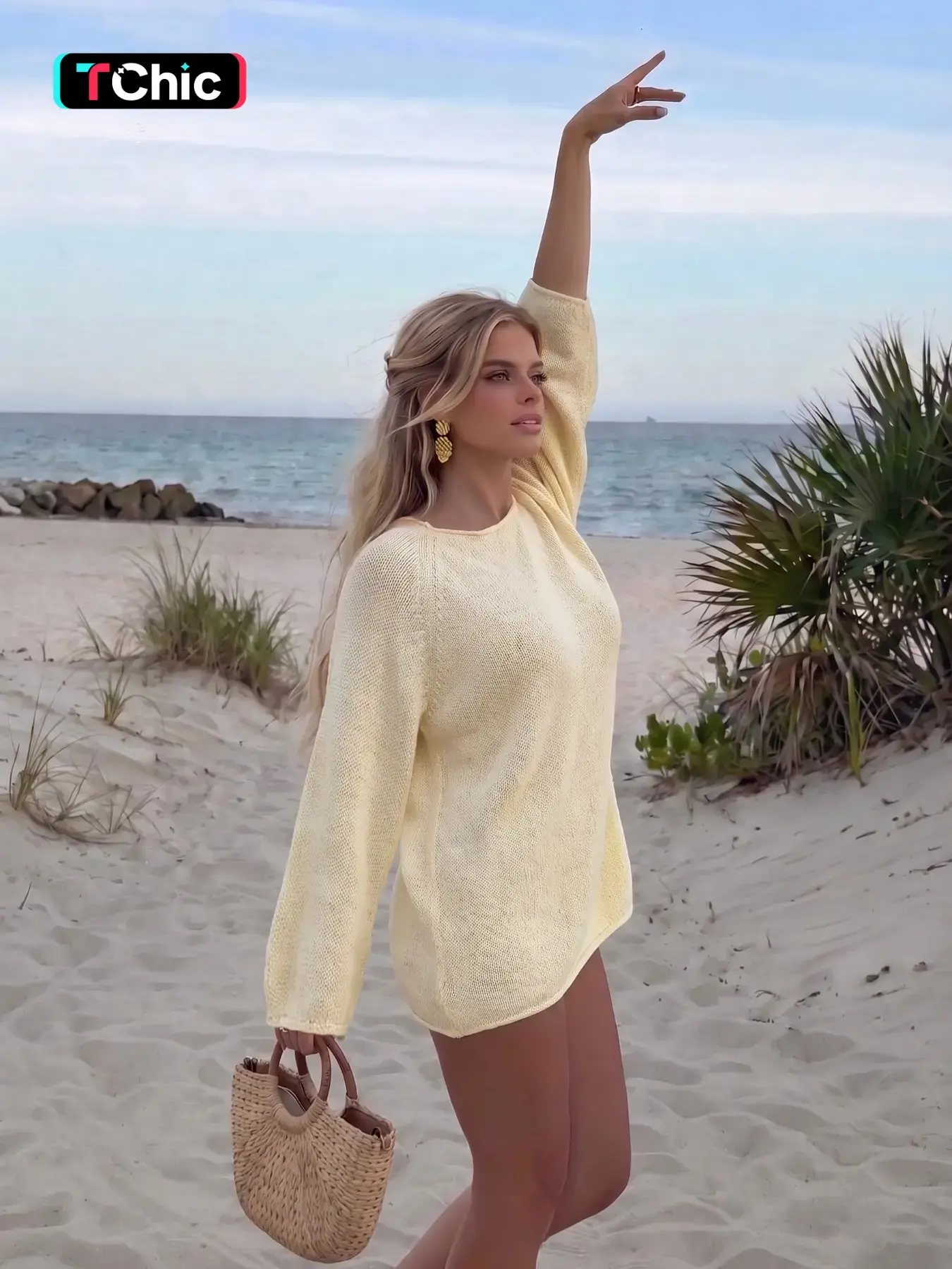 WOMEN'S BEIGE KNITTED FITTED SWEATER, WITH DELICATE KNITTED TEXTURE AND GOOD BREATHABILITY, IS SIMPLE AND VERSATILE, EASILY CREATING A CASUAL TEXTURE FOR DAILY STREET WEAR, AND SUITABLE FOR WEARING IN SPRING AND AUTUMN.