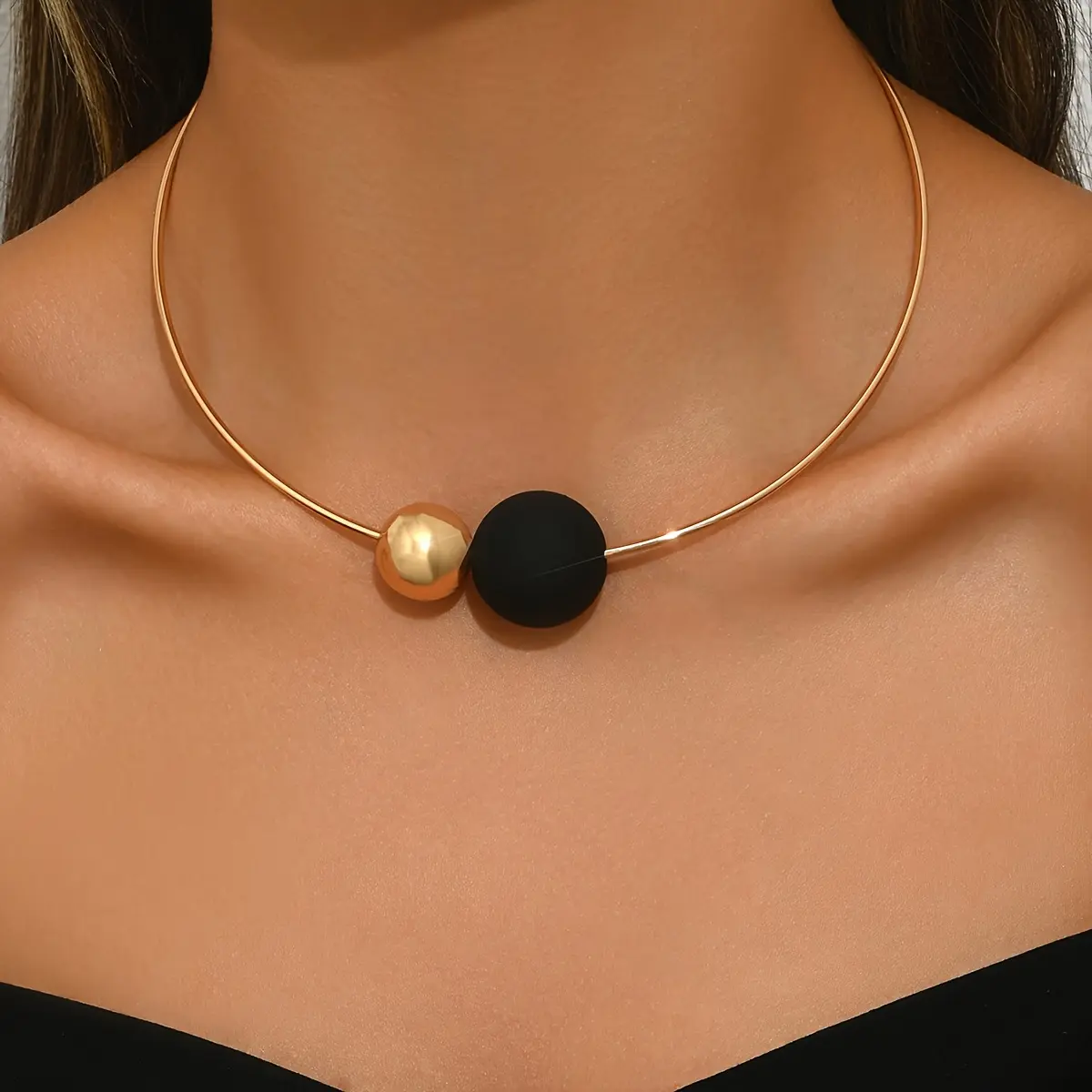 Fashionable and simple metal collar with an asymmetrical design