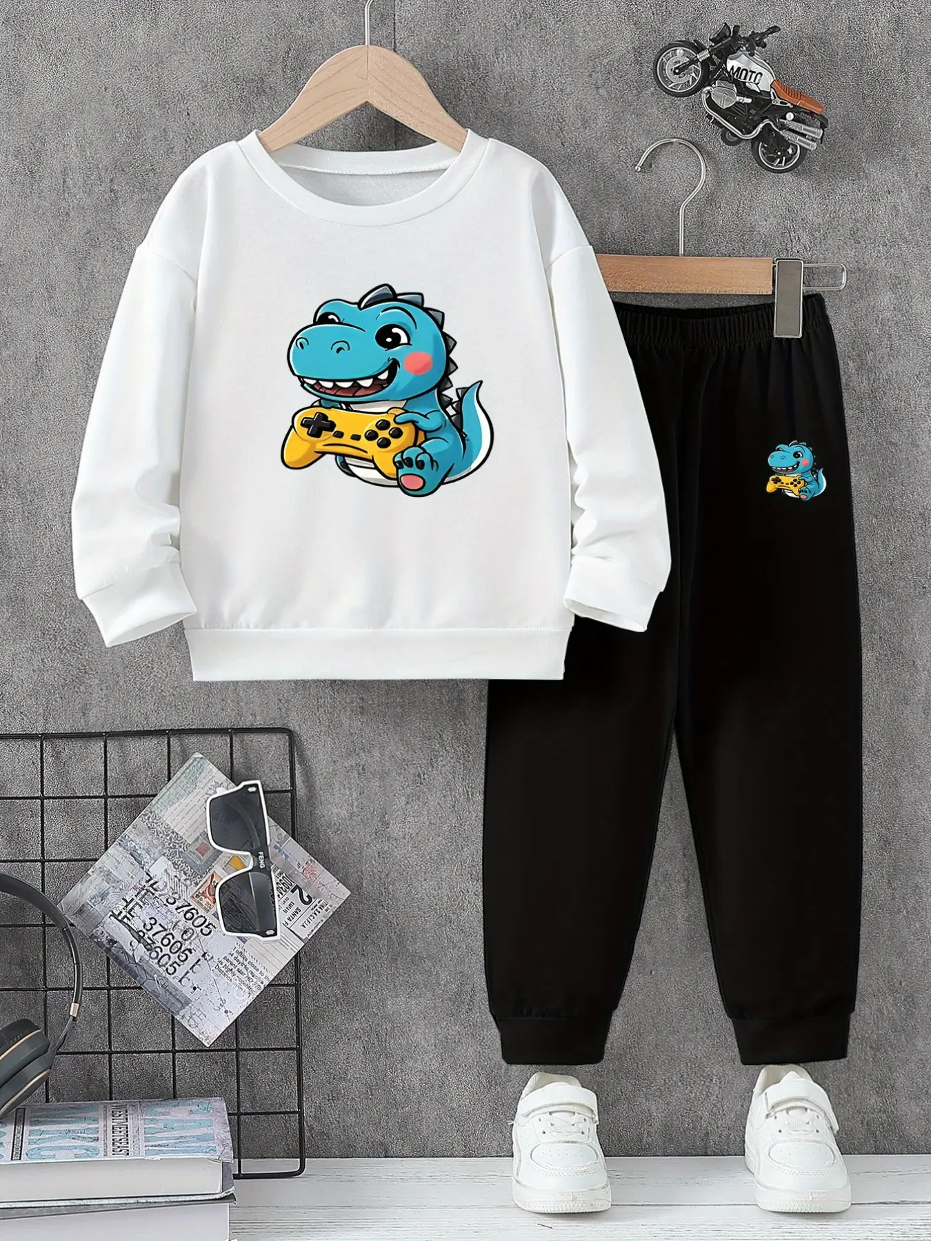 Boys Heather Blue Gamer Dinosaur 2Pcs Tracksuit, Cute Cartoon Blue Trex Holding Game Controller Long Sleeve Sweatshirt + Black Jogger Pants Mini Dino Print, Gaming Kid Casual Outfit