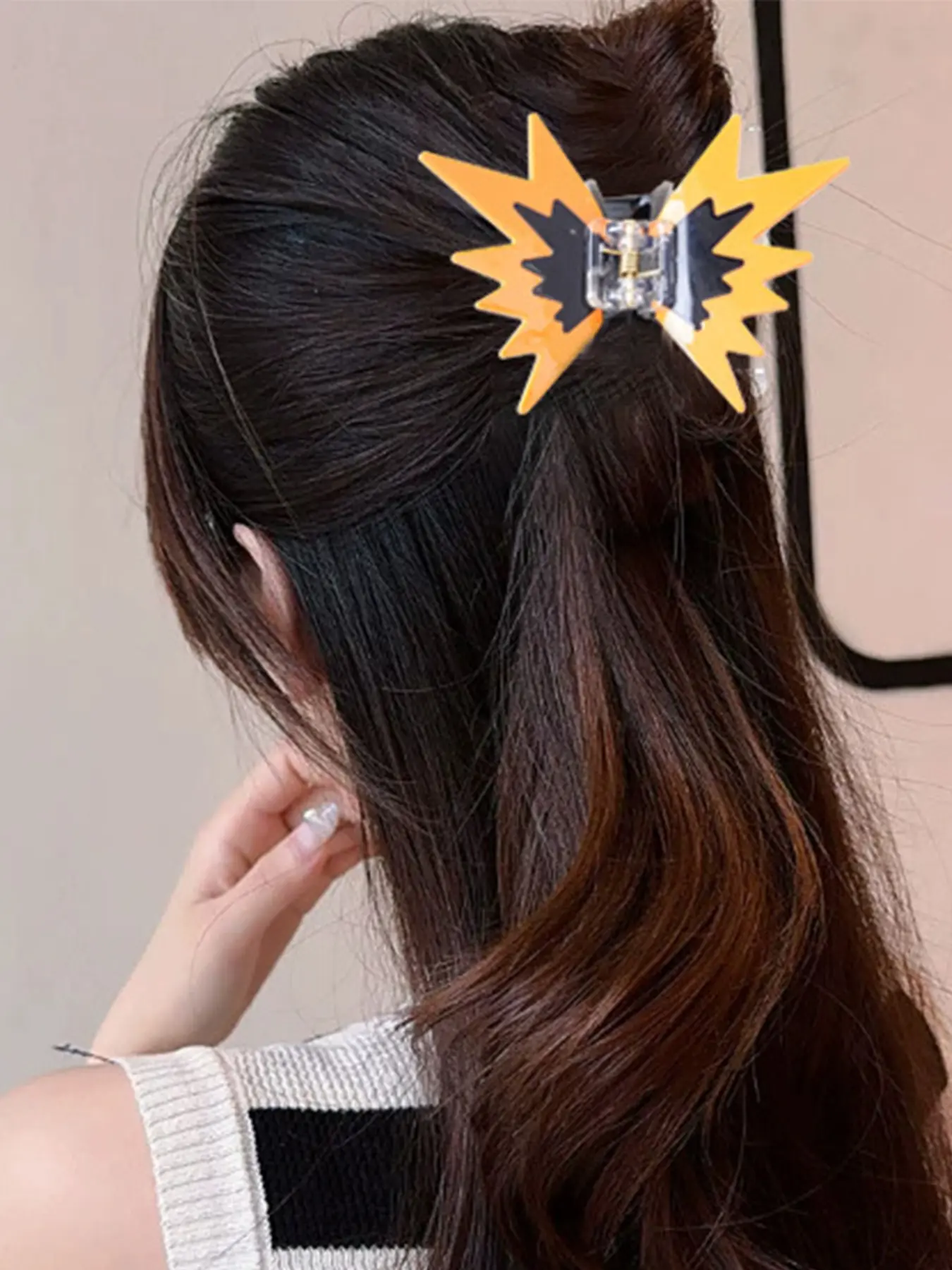 Cute Explosion Lightning Hair Claw Clip, Two Tone Black & Orange Acrylic Shark Clip, Fun Claw Clips, Hair Bun Accessories, Super Cute Clips, Fun Punk Style Back Head Bun Hair Accessory for Teen Girls Daily Outfit Hairclips