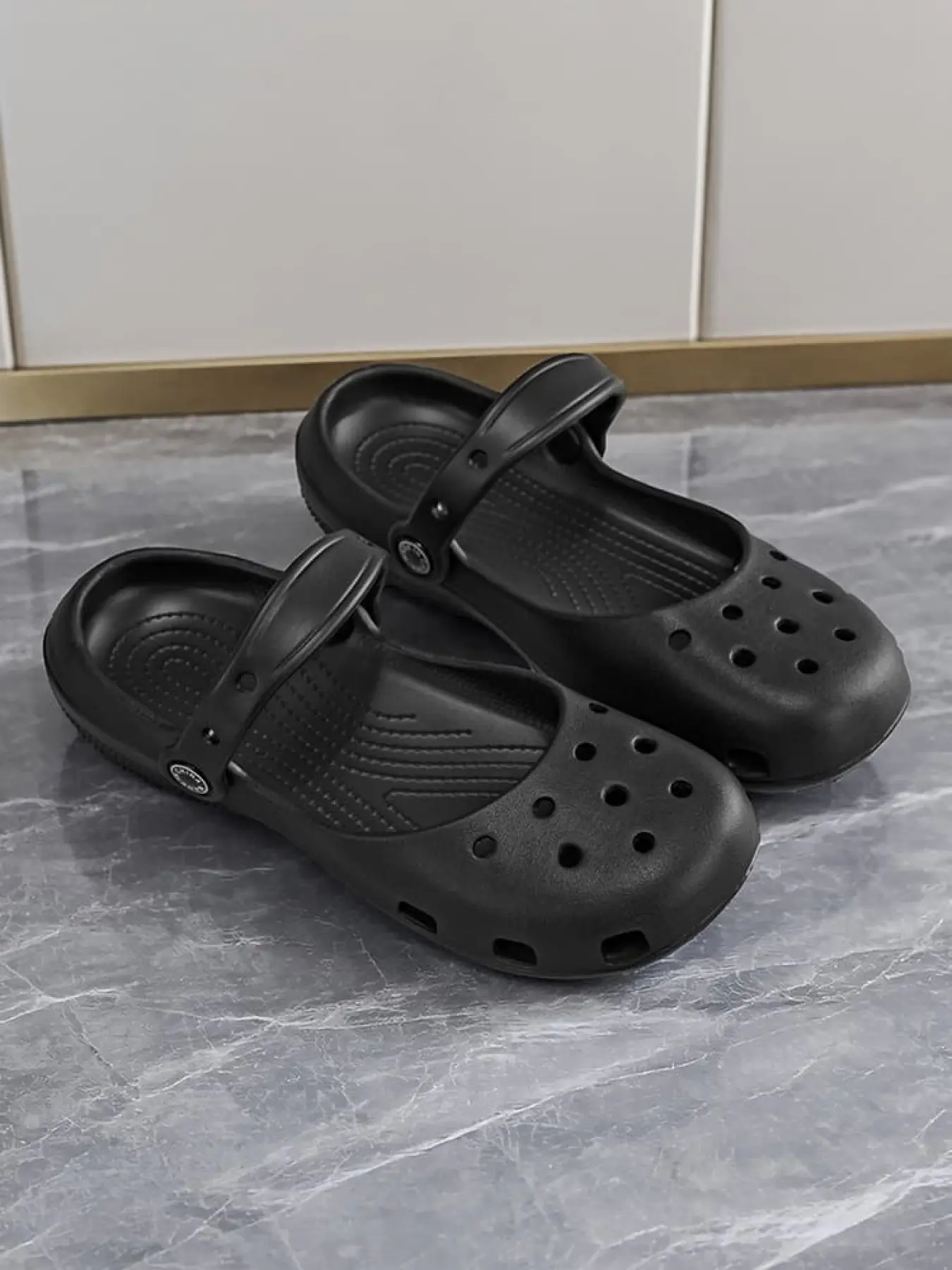 1 Pair Ladies Simple Closed Toe Clogs | Korean Gentle Style, Multi-hole Quick Dry Grippy Sole For Home School Shopping, Lightweight Slipper, House Slipper