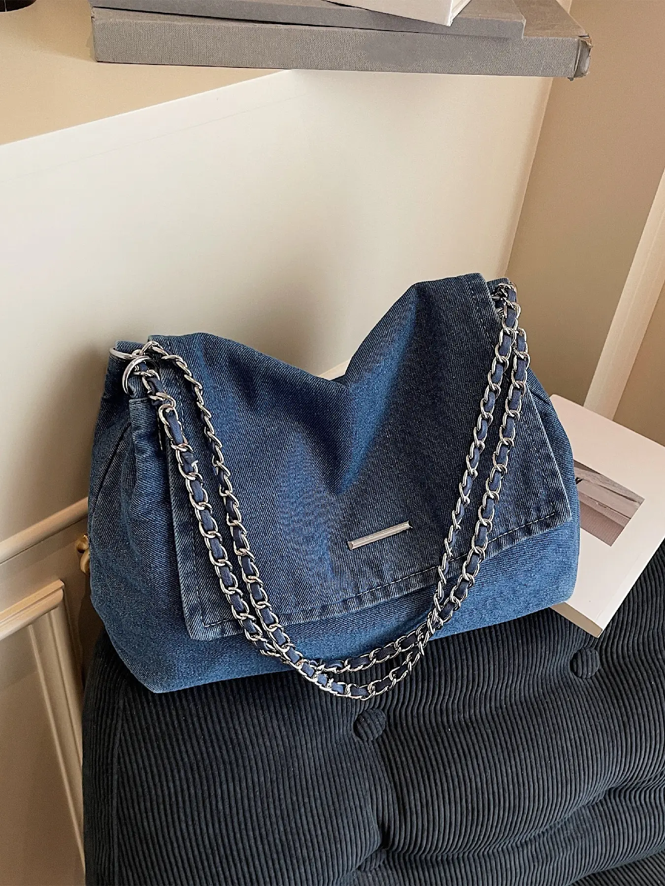 Soft vintage denim flip chain shoulder bag with leather interwoven metal chain strap, spacious and lazy handbag, suitable for daily commuting and shopping