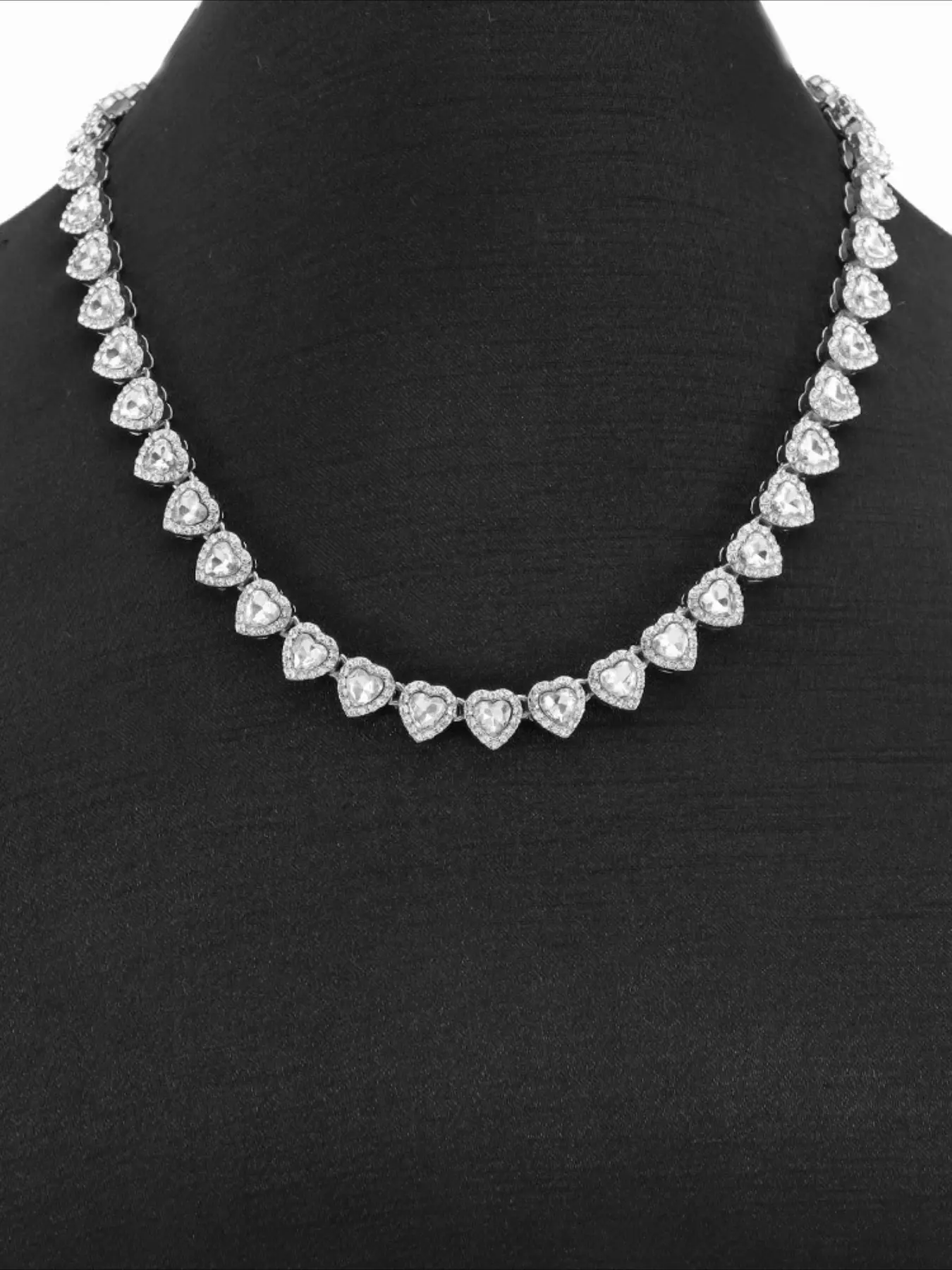 A fashionable and high-end heart-shaped chain bling necklace with diamond-encrusted Cuban chains