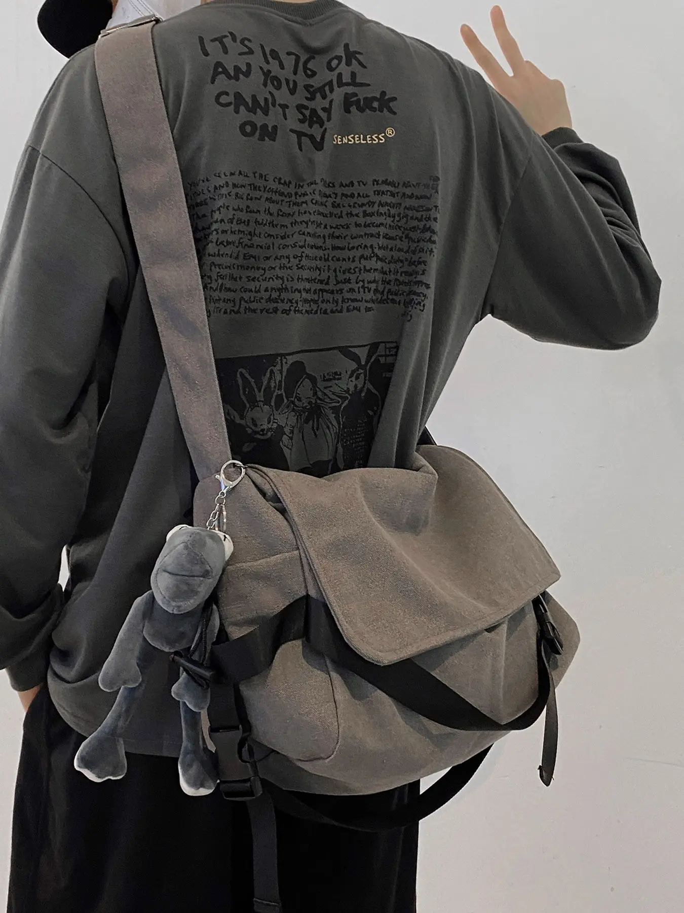 Street style casual versatile flip shoulder bag with frog doll pendant design, simple retro fashion style large capacity textured crossbody bag, suitable for daily commuting, outdoor shopping, campus classes, Casual crossbody bags