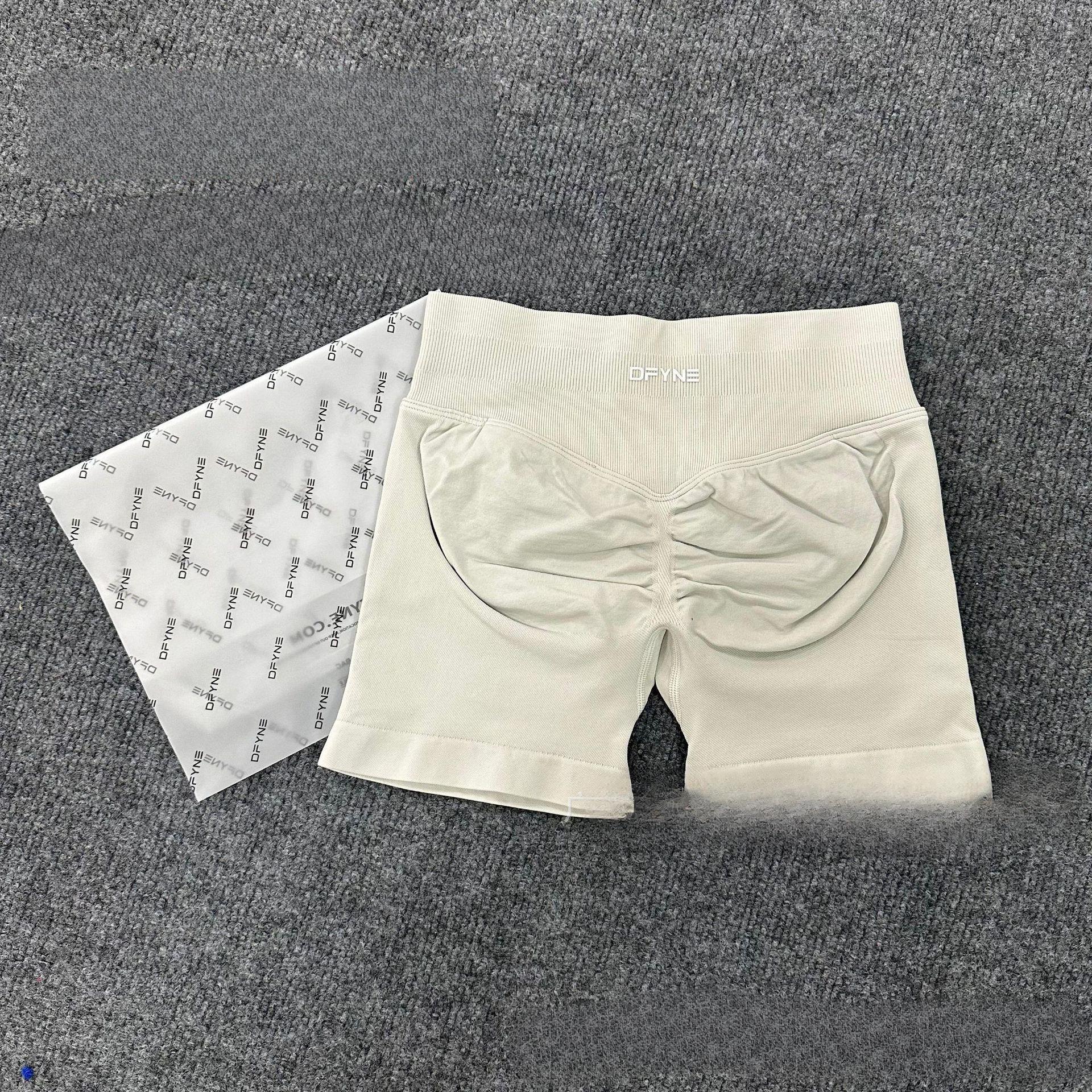 DFYNE's best-selling three-section high-waisted shorts with hip-lifting design, perfect for running, fitness, and yoga. They flatter the tummy, lift the hips, and make legs appear longer – a must-have for spring and summer.