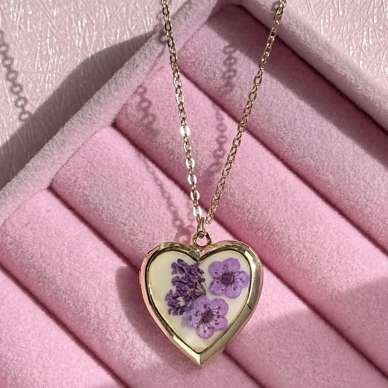 Vintage Pressed Flower Locket Necklace for Women, Romantic Cottagecore Photo Pendant Jewelry with Colorful Dried Flowers, Aesthetic Y2K Charm Necklace for Gifts, Date Nights, Festivals & Everyday Styling