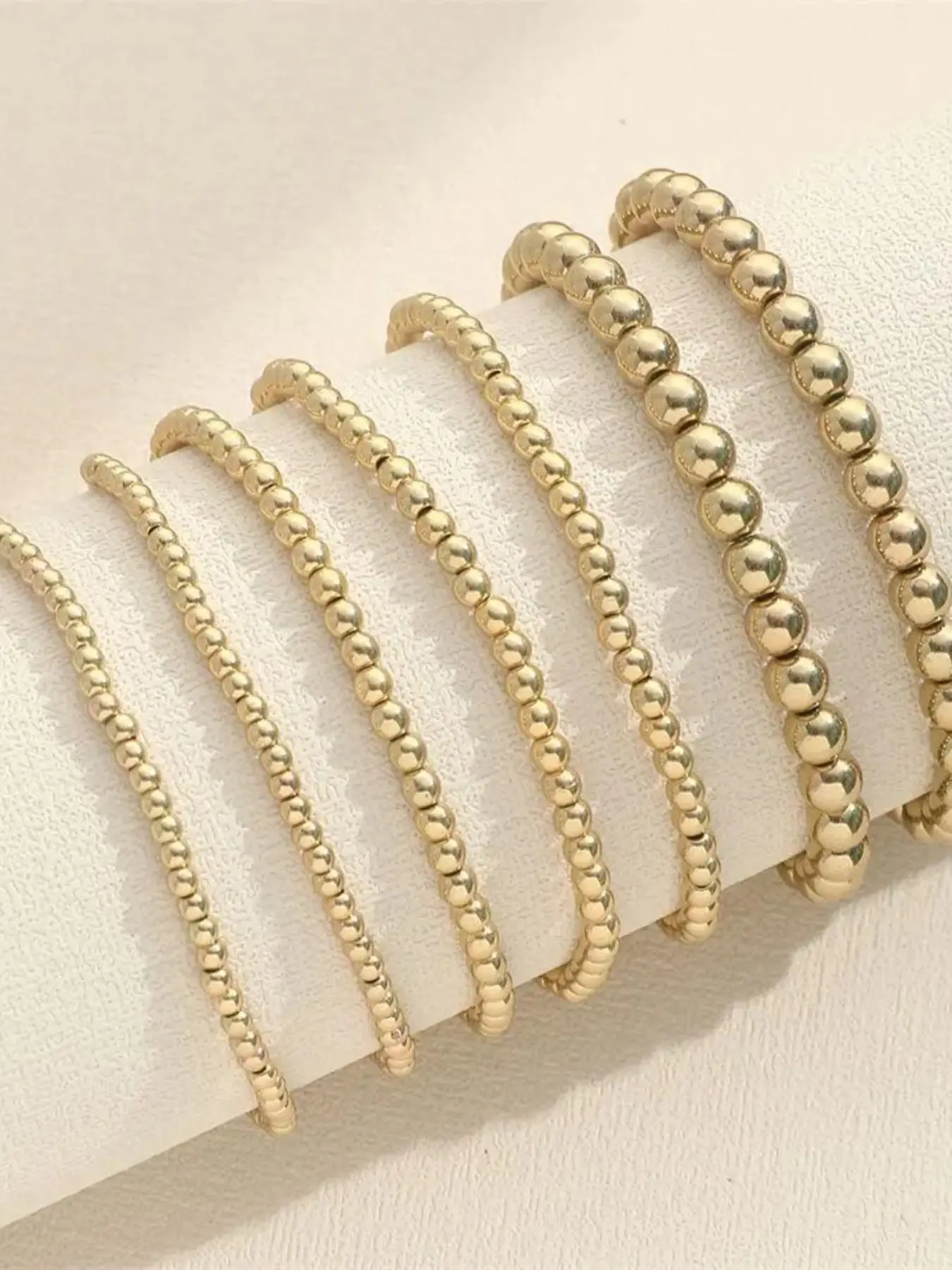 A 7-piece set of gold elastic bracelets, Metal Bracelet, Bangle Set, with a retro style suitable for daily wear, vacation dates, and other occasions. It is also a surprising and exquisite small gift